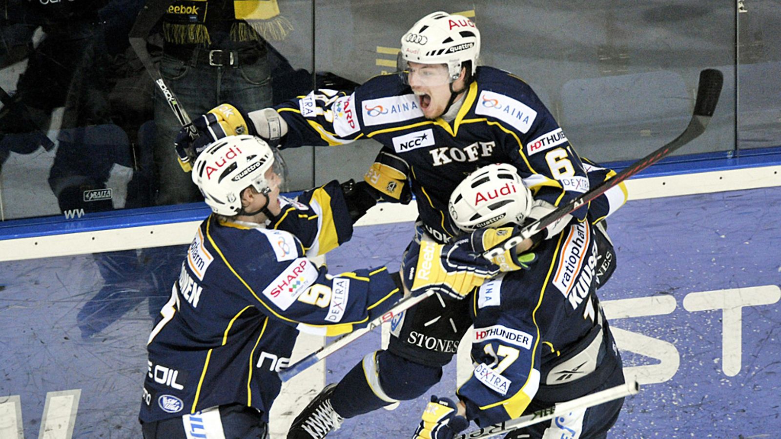 Tommi Huhtalan lentävä loikka Lukko-sarjassa.