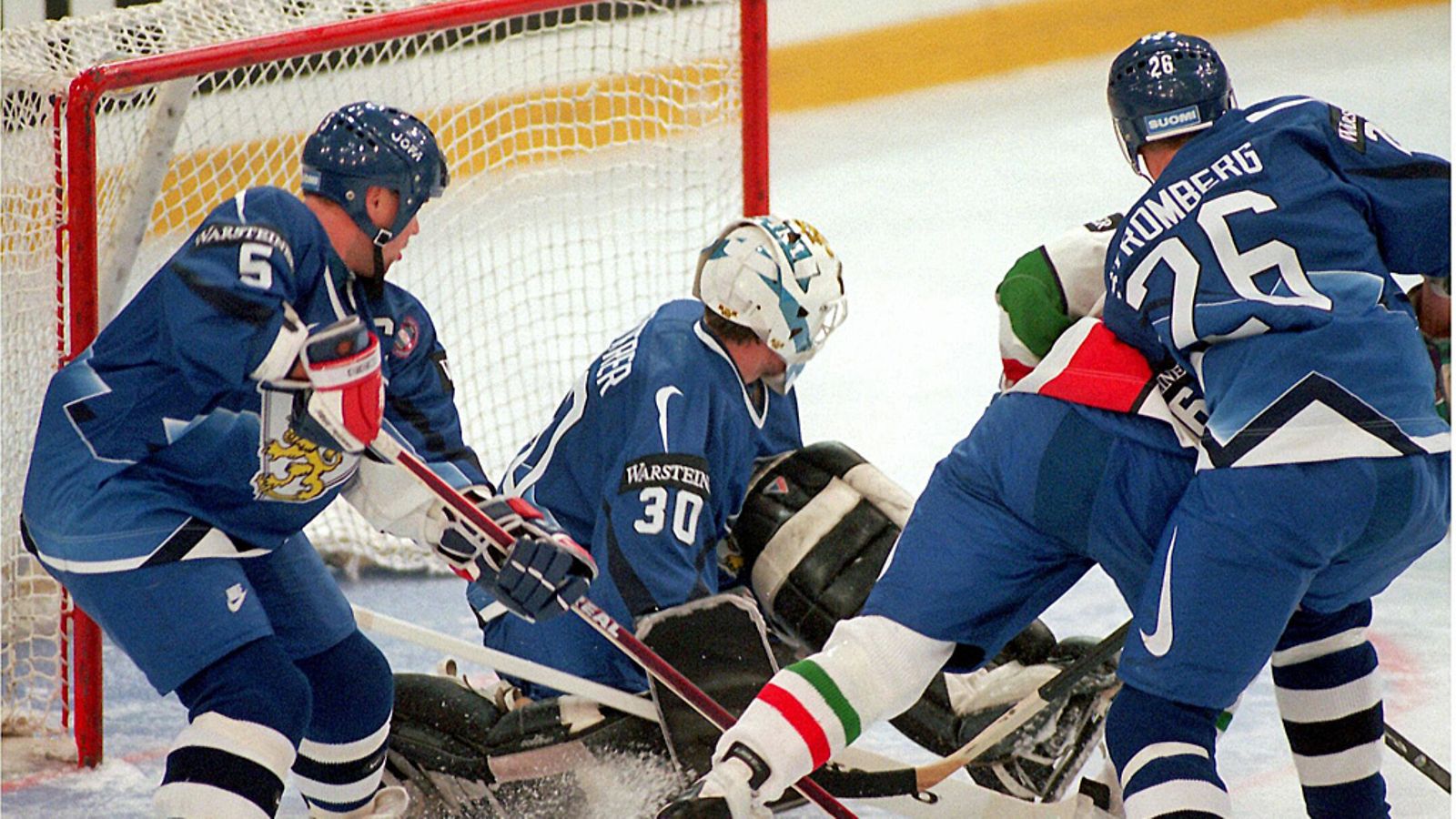 Markus Ketterer Suomen maalilla Wienissä 1996. Apuina Timo Jutila ja Mika Strömberg.
