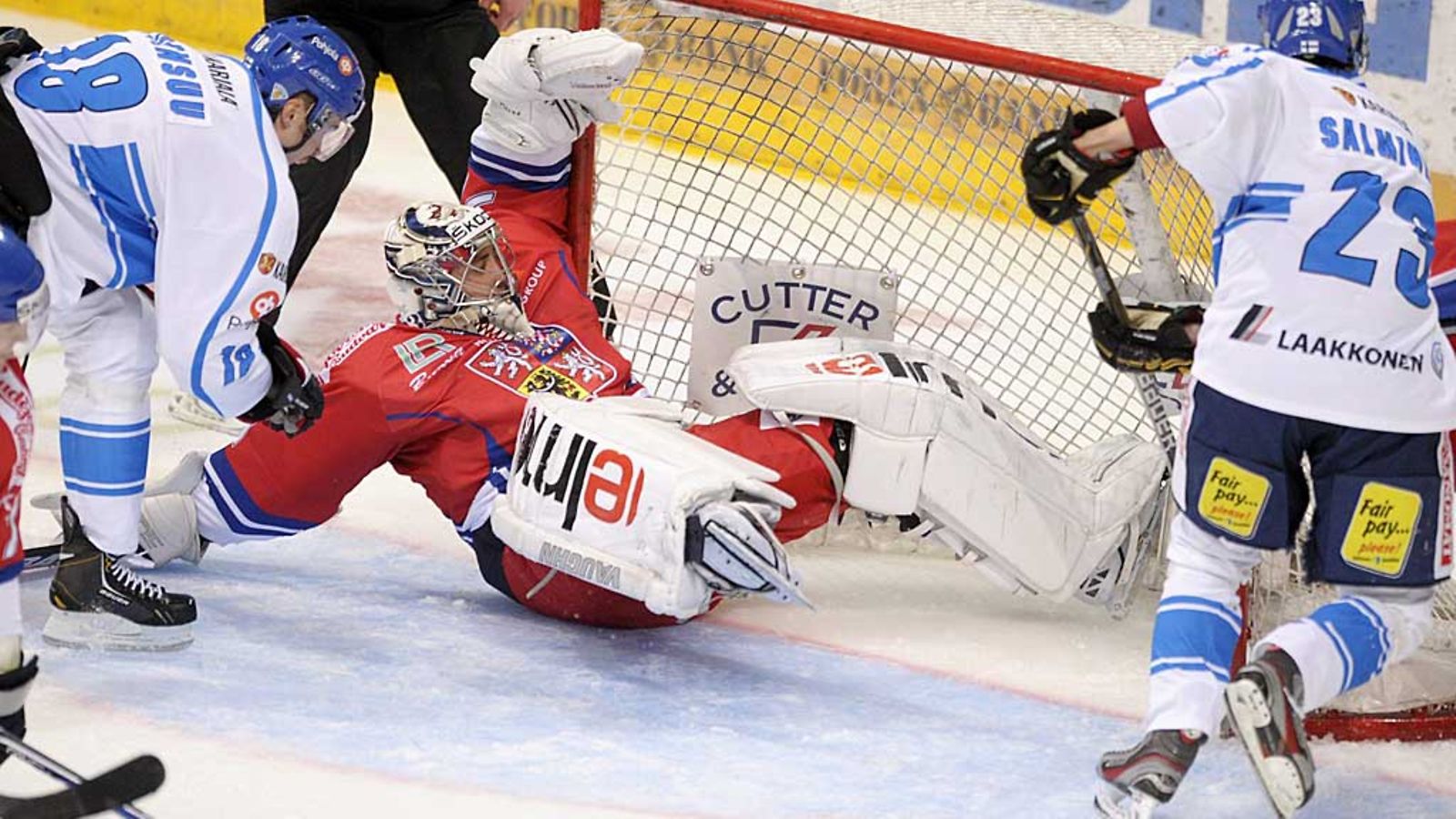 Ondrej Pavelec piti Tshekin maalin puhtaana mitä erikoisimmissa asennoissa.