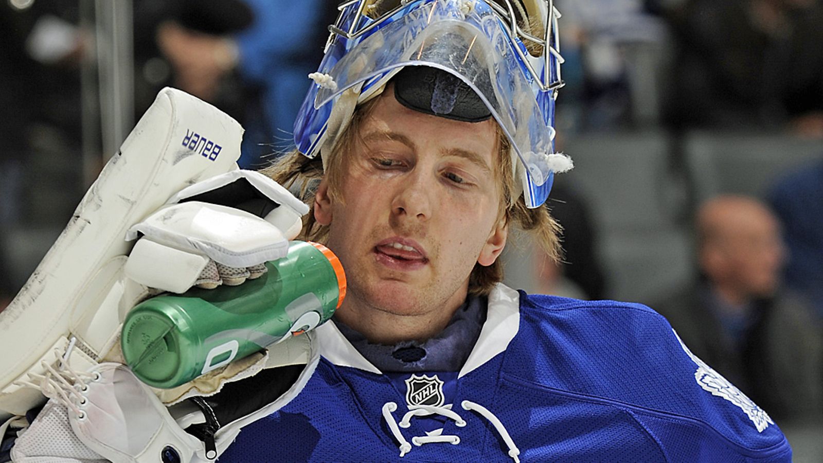 Jussi Rynnäs uransa ensimmäisessä NHL-ottelussa.
