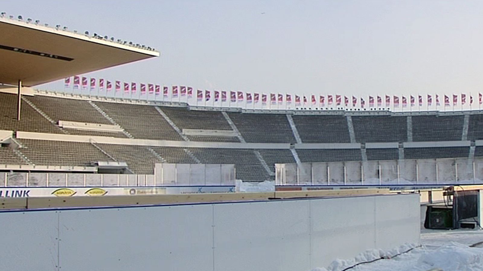 Kaukalo odottaa jo käyttäjiä Olympiastadionilla.