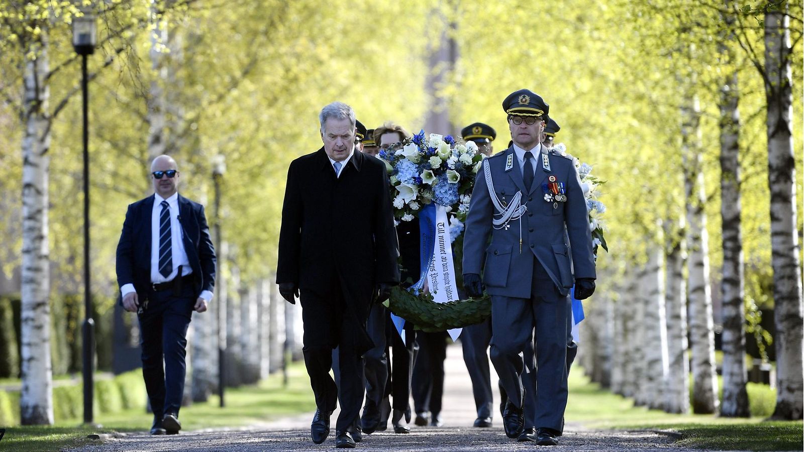 Presidentti Sauli Niinistö laski seppeleen sankariristille kaatuneiden muistopäivänä Hietaniemen sankarihautausmaalla Helsingissä 15. toukokuuta 2022.