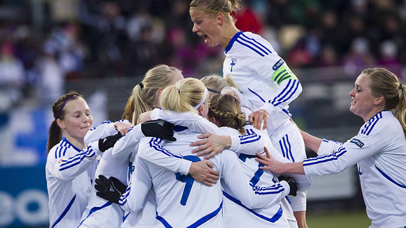 Suomen pelaajat juhlivat 1-0-maalia.