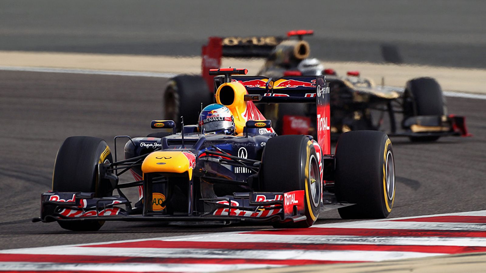 Sebastian Vettel sai pidettyä Kimi Räikkösen takanaan.