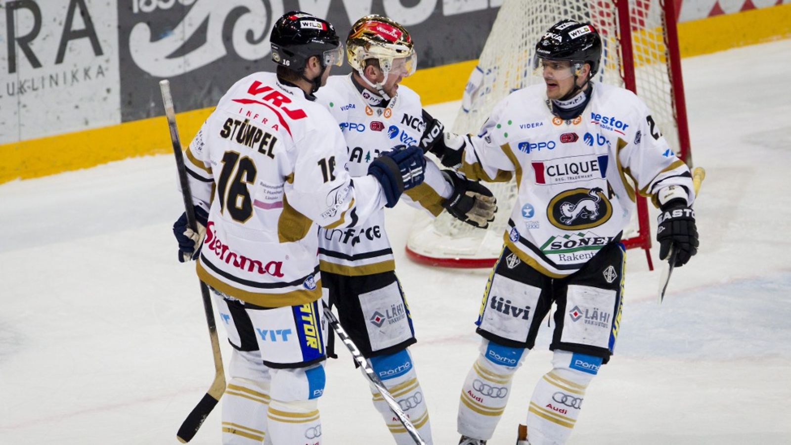 Kärppien Jozef Stumpel, Ivan Huml ja Juha-Pekka Haataja juhlivat Ivanin tekemää maalia Helsingissä torstaina 8. maaliskuuta 2012 pelatussa jääkiekon SM-liigan ottelussa Jokerit vastaan Kärpät.