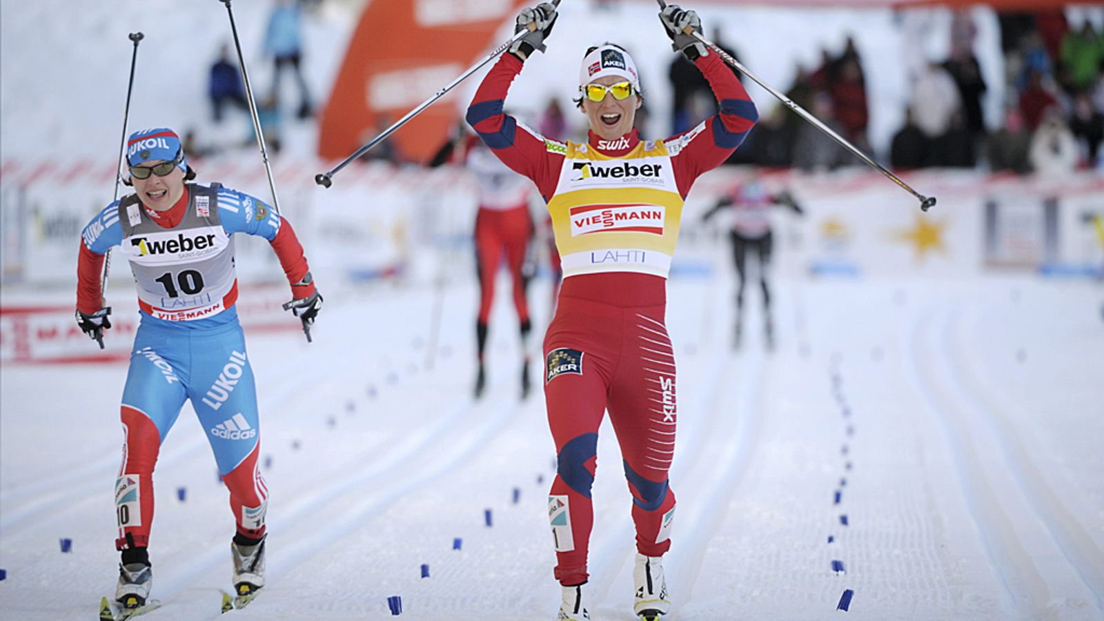 Marit Björgen (oik.) ja Julia Ivanova sprinttifinaalin maalissa.
