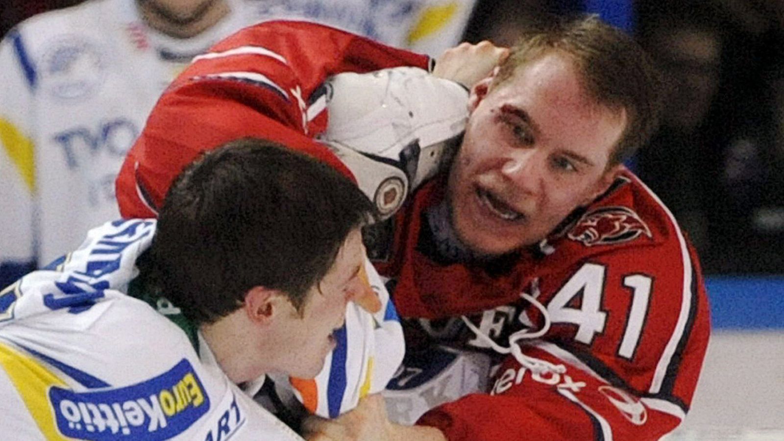 HIFK:n Ilari Melart hanskoo Lukon Matt Generousin kanssa.