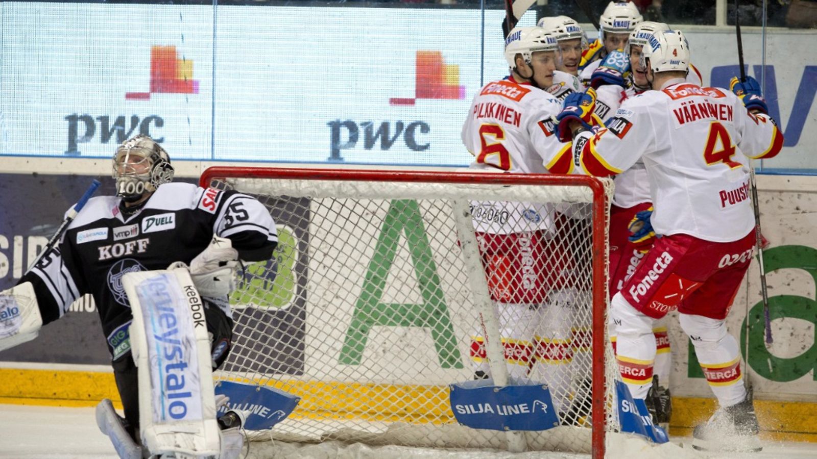 Jokereiden kentällinen tuulettaa Jarkko Ruudun osumaa TPS-vahti Atte Engrenin (vas.) taakse jääkiekon SM-liigan ottelussa TPS vs Jokerit Turussa 19. lokakuuta 2012.