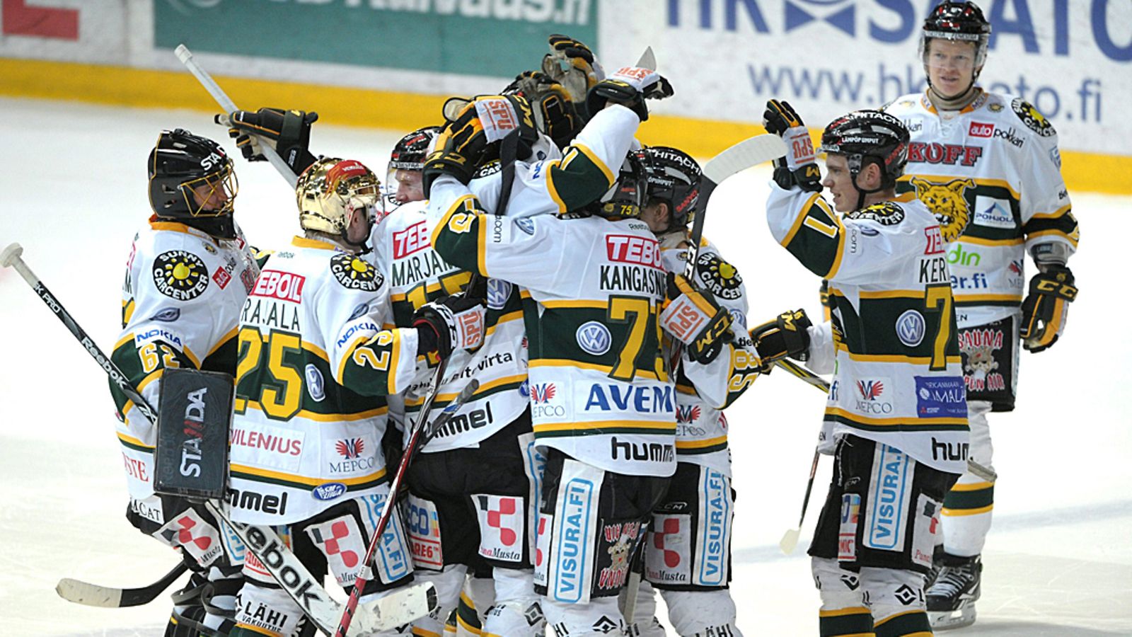 Ilves juhlii voittoa. Kuva: tammikuulta.
