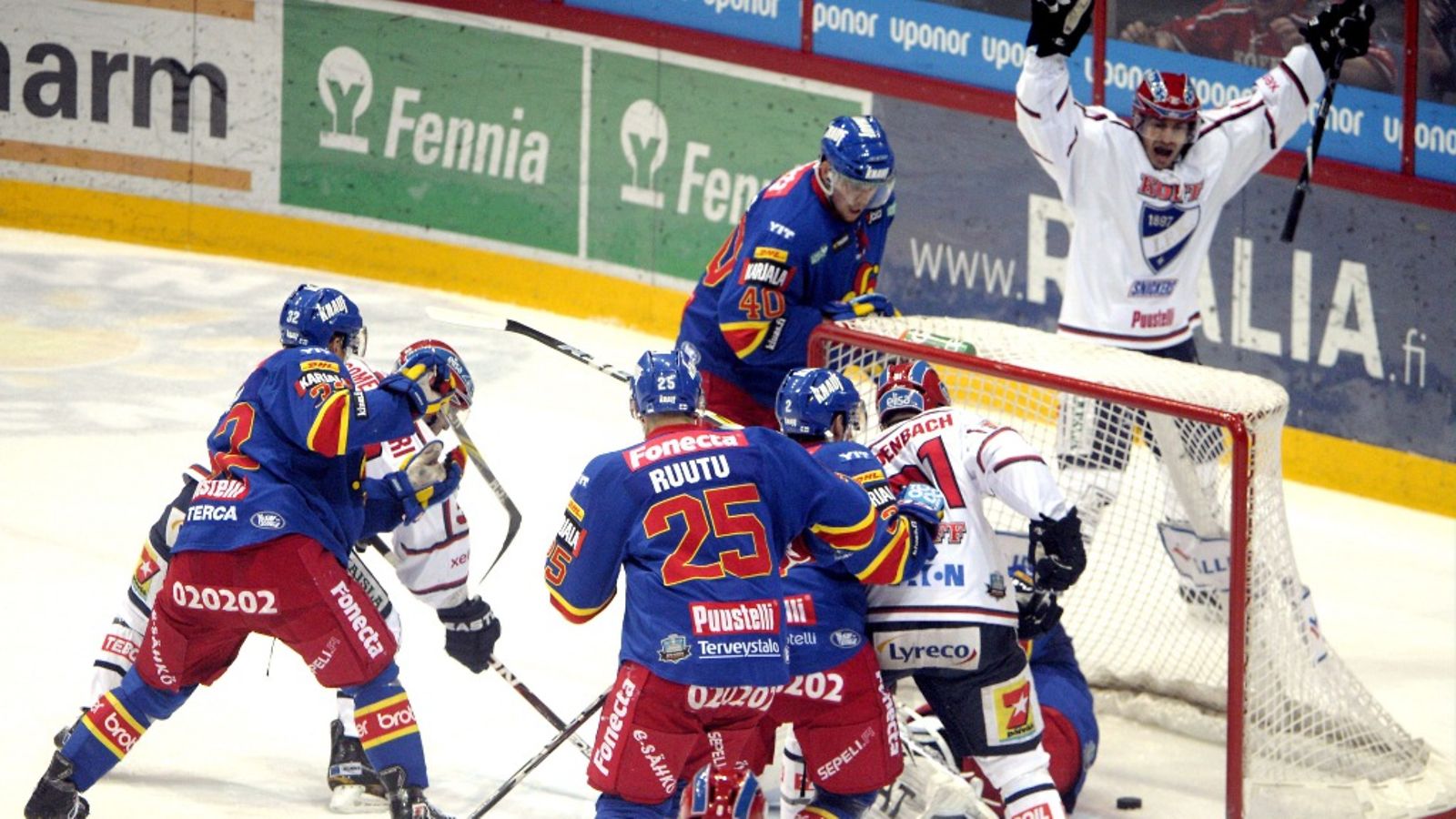 HIFK:n Ville Peltonen juhlii maalin takana kädet pystyssä Eero Somervuoren (2. vas) 1-1 tasoitusta jääkiekon SM-liigan puolivälieräottelussa Jokerit-HIFK Helsingissä lauantai-iltana 24. maaliskuuta 2012. Jokerivahti Eero Kilpeläisen maalin edessä vääntävät lisäksi Riku Hahl (vas, 32), Somervuori, Jarkko Ruutu (25), Markus Nordlund (40), Jeremy Dehner (2) sekä HIFK:n Tyler Redenbach.