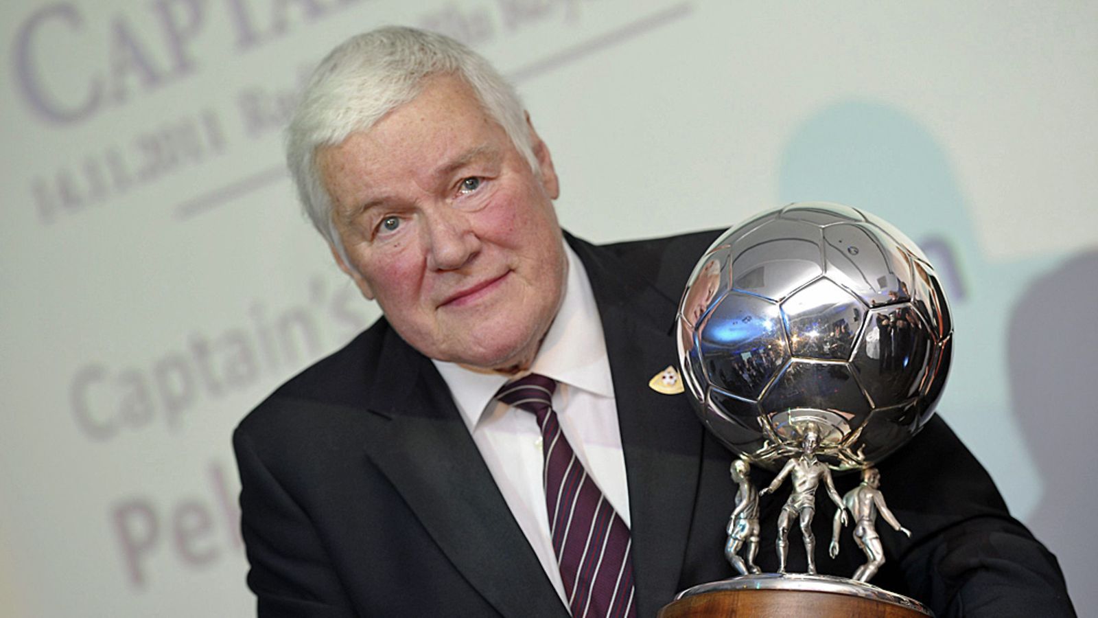 Suomen Palloliiton pitkäaikainen puheenjohtaja Pekka Hämäläinen palkittiin Captain's Ball -erikoispalkinnolla Palloliiton ja Veikkausliigan järjestämässä Captain's Ball -gaalassa Helsingissä maanantaina 14. marraskuuta 2011.
