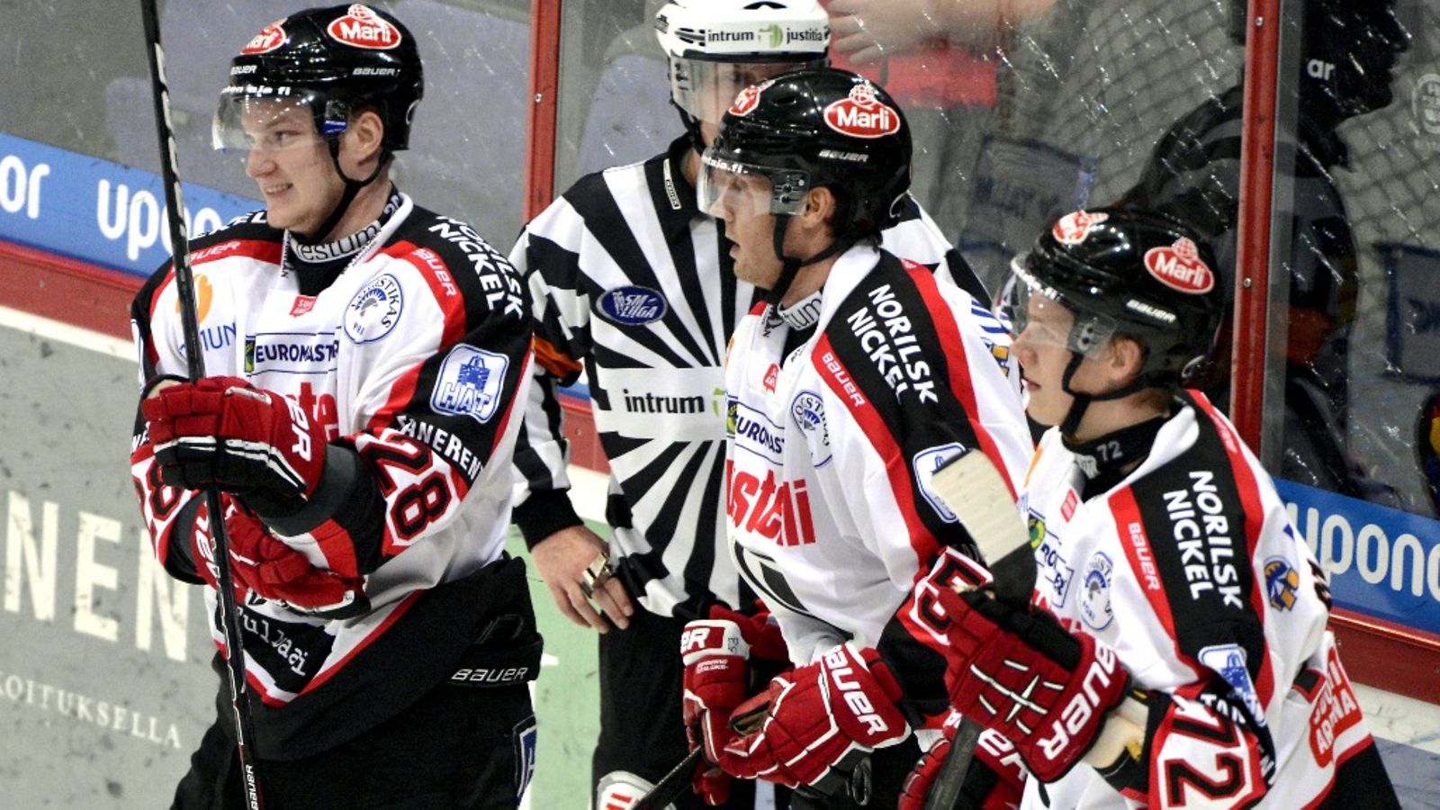 Ässien Sami Mutanen (kesk.) iloitsee tekemästään 3-1 -kavennusmaalista joukkuekavereiden Aki Juuselan (vas.) ja Severi Sillanpään kanssa jääkiekon SM-liigan ottleussa Jokerit vs Ässät Helsingissä 10. lokakuuta 2012.