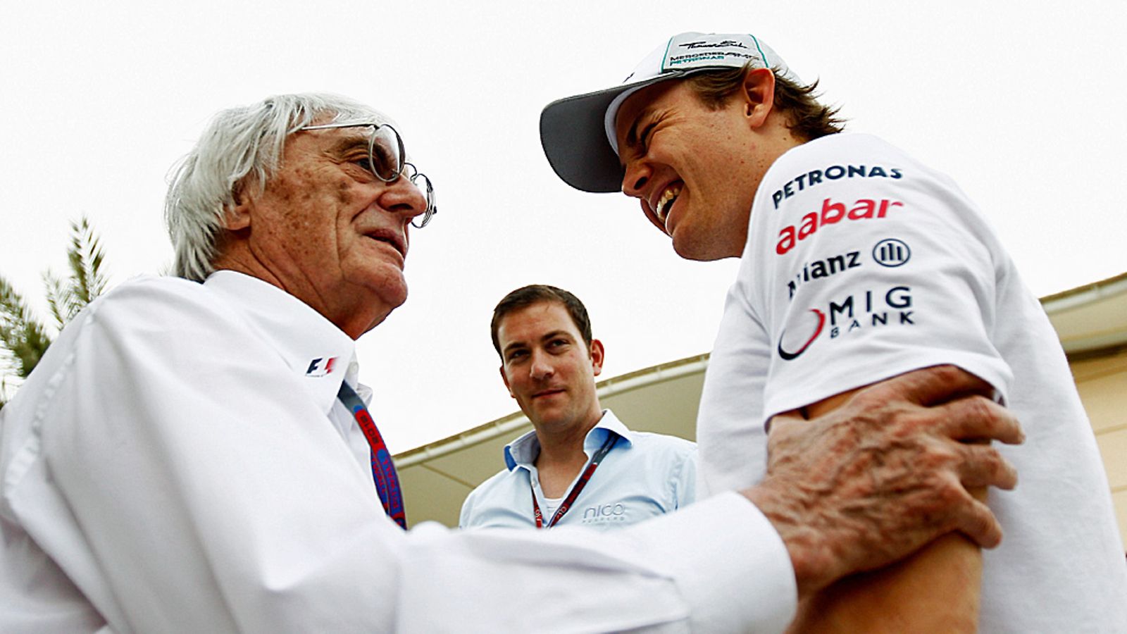 Bernie Ecclestone juttelee Nico Rosbergin kanssa