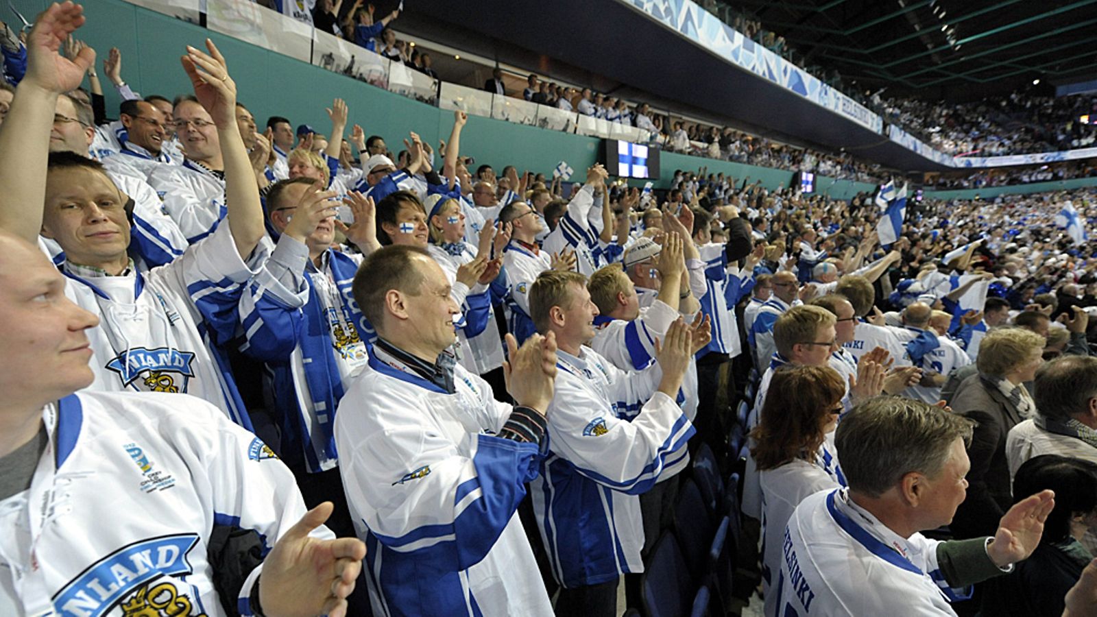 Suomen kannattajia viime kevään MM-kisoissa.