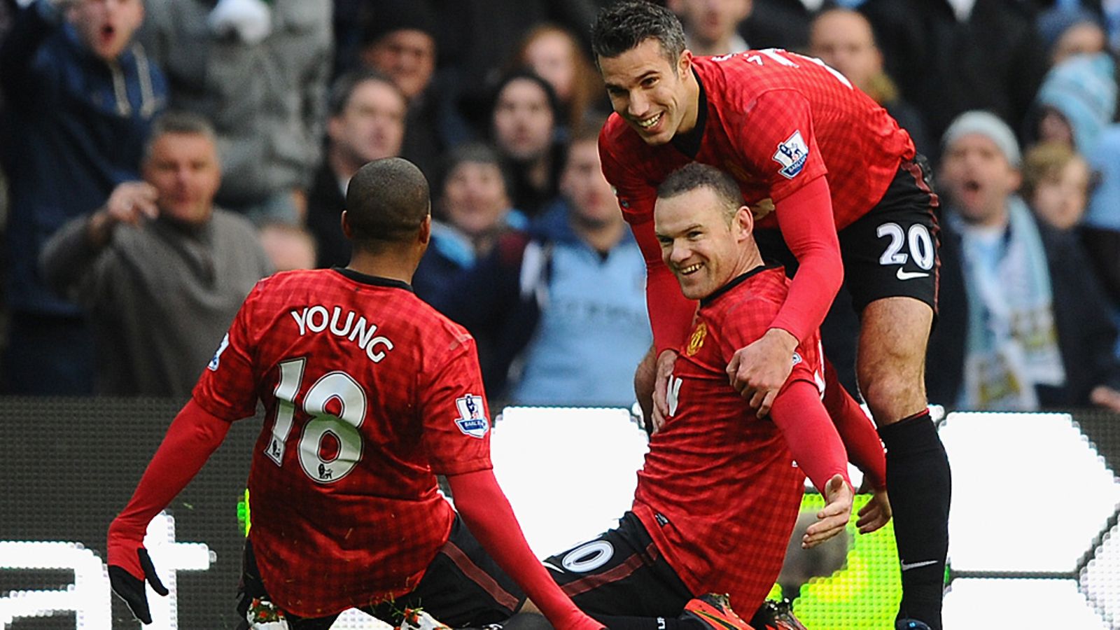 Robin van Persie (oik. ylh.) ja Wayne Rooney (oik.) juhlivat maalia Cityn verkkoon.