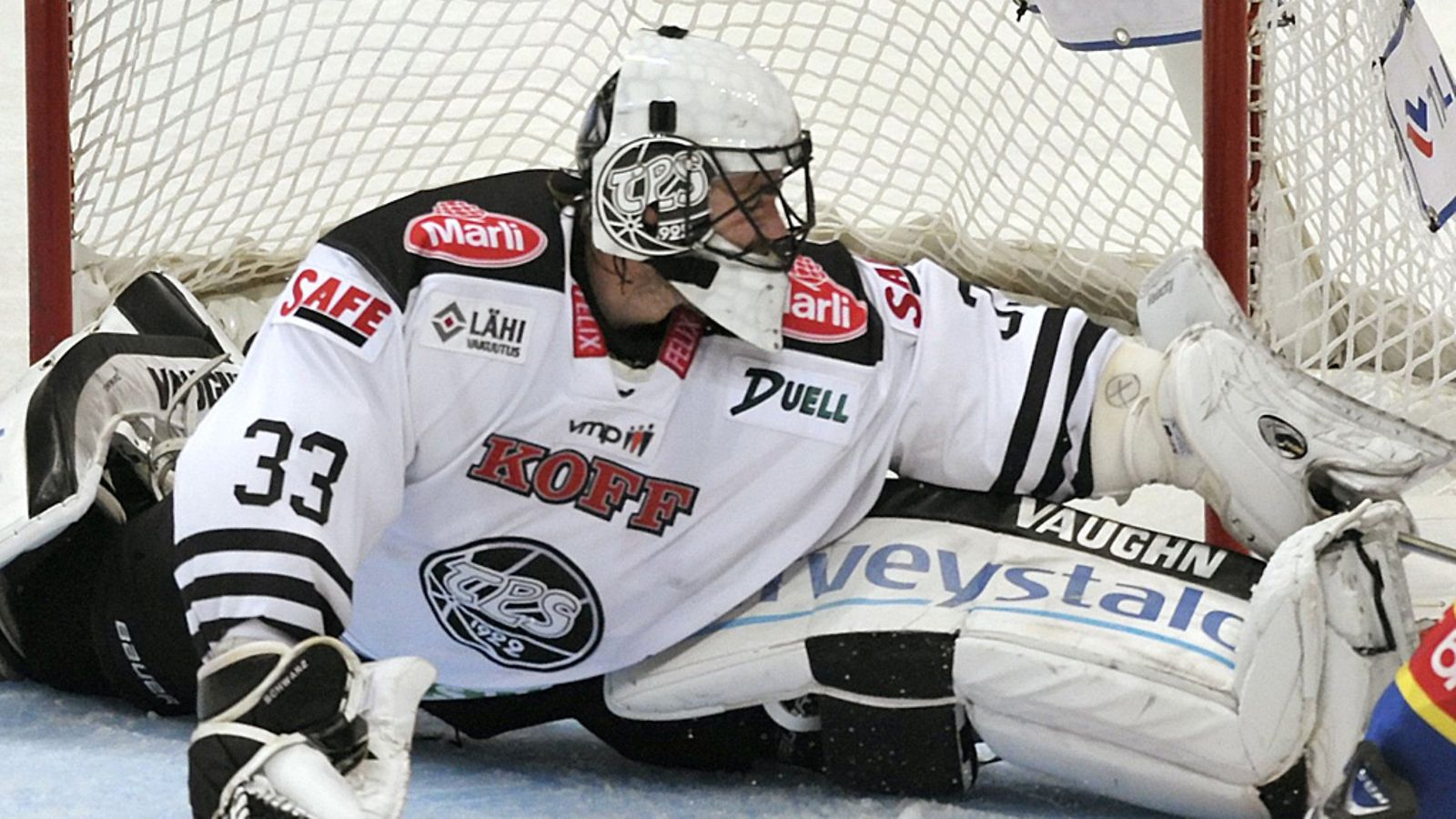 Marek Schwarz venyttää torjuntaan.