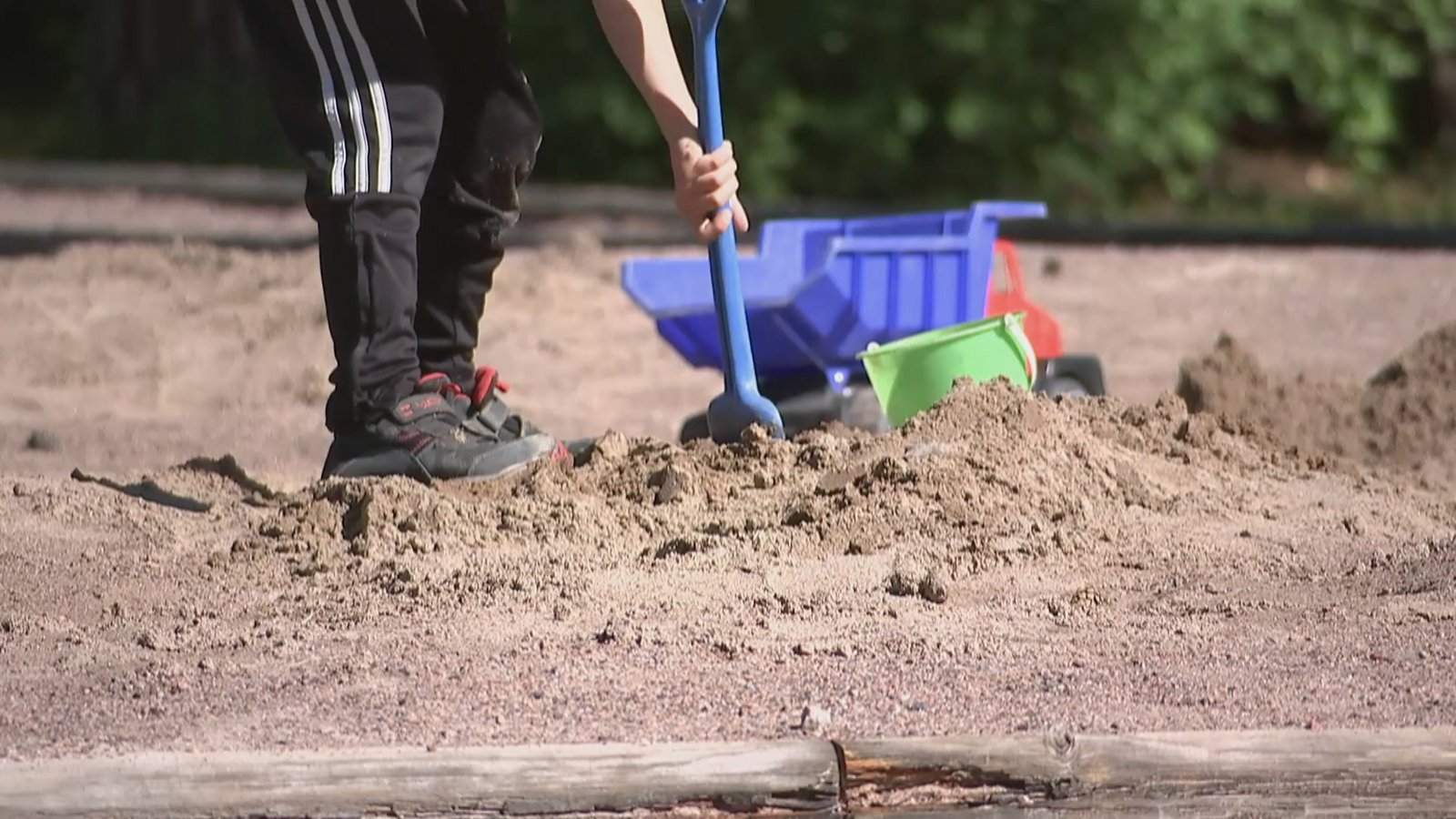 OMA Lapsiperheiden köyhyys, lapsi, pikkupoika hiekkalaatikolla, kesä