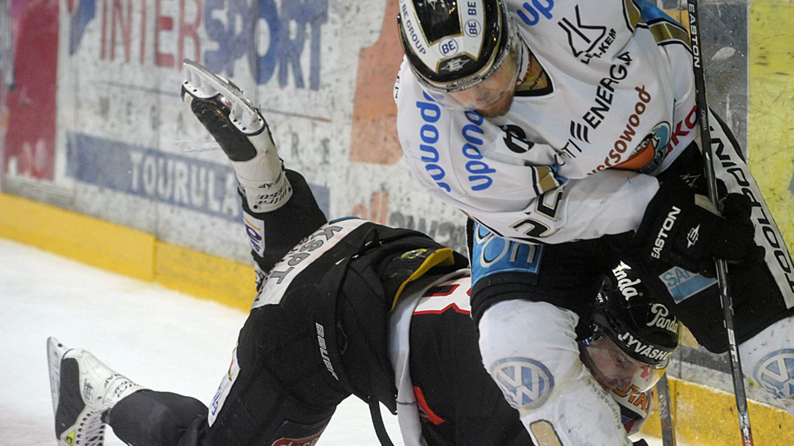 JYPin Yohann Auvitu konttaa Pelicansin Pekka Jormakan jaloissa.