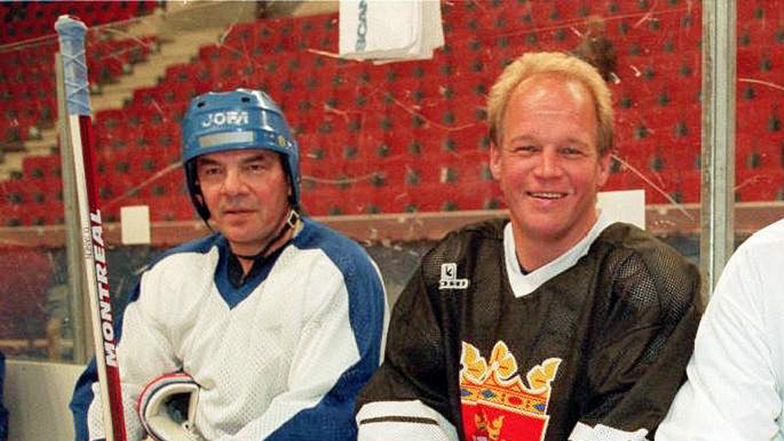 Pekka Marjamäki (vas.) ja Heikki Riihiranta pelasivat veteraaniottelussa vuoden 1995 MM-kisojen yhteydessä.