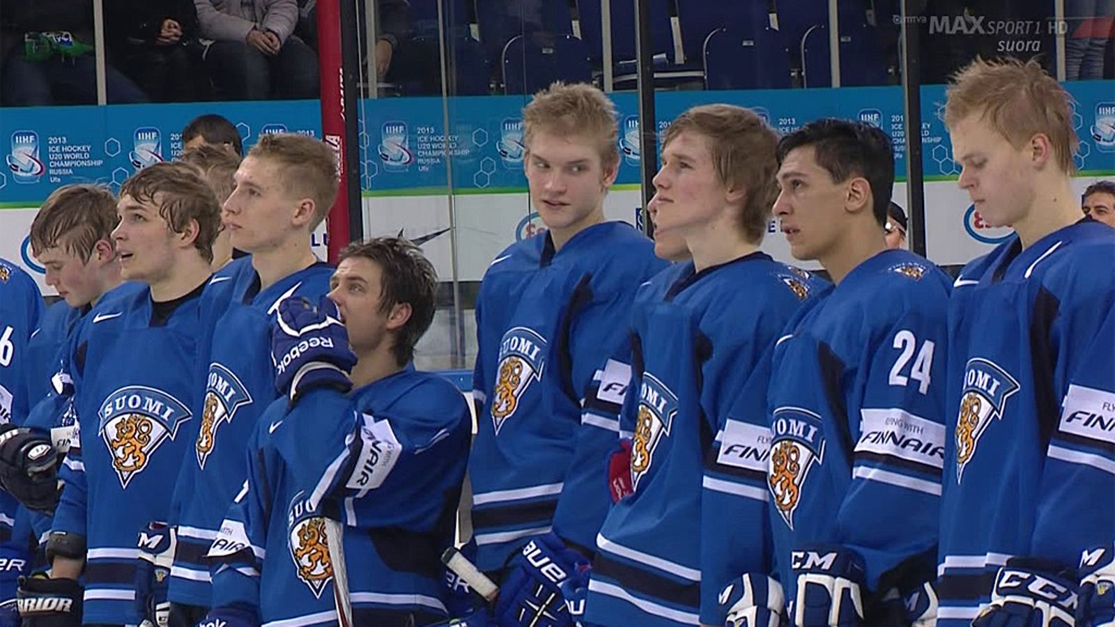 Nuoret Leijonat kuulivat Maamme-laulun Latvia-voiton jälkeen.