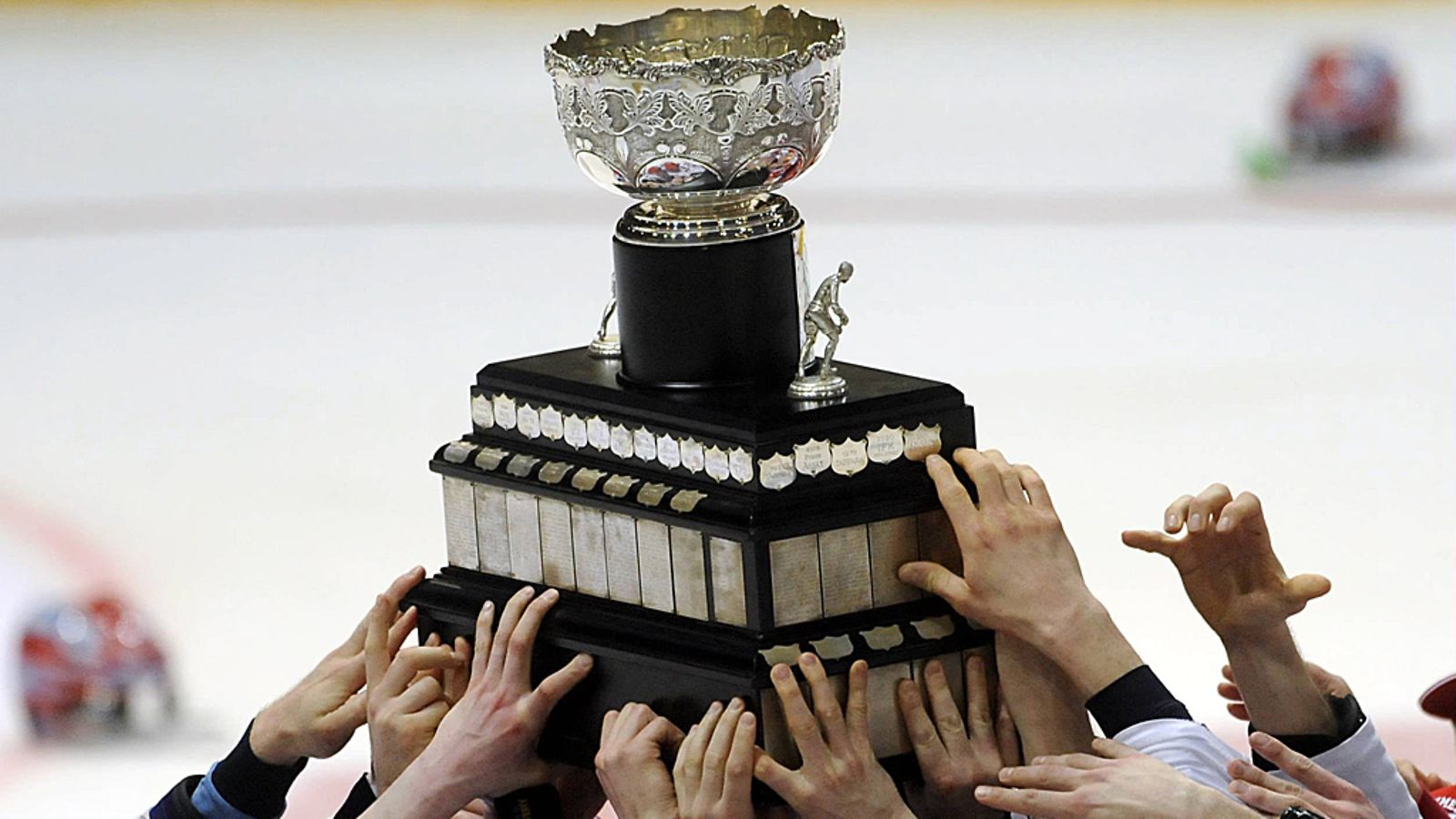 HIFK:n pelaajat kannattelivat Kanada-maljaa keväällä 2011.