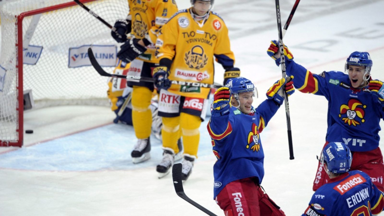 Jokereiden Jarkko Ruutu (vas.) juhlii jatkoajalla tekemäänsä ratkaisumaalia Teemu Erosen ja Teuvo Tyrväisen kanssa jääkiekon SM-liigan ottelussa Jokerit vs Lukko Helsingissä 7. lokakuuta 2012.