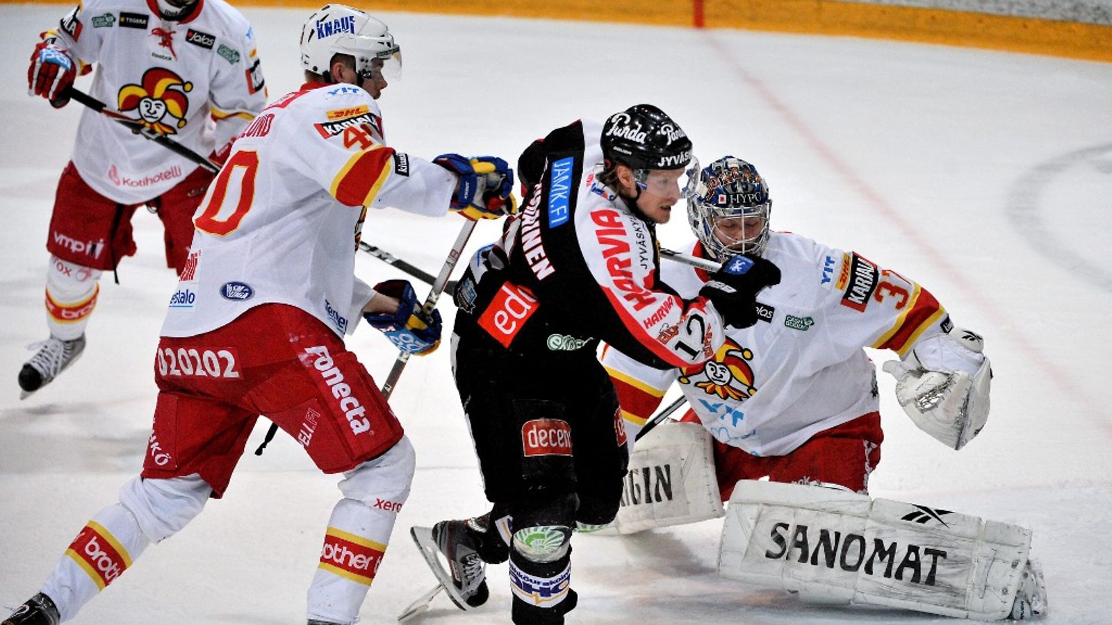 JYPin Jani Tuppurainen hyökkää Jokereiden Markus Nordlund ja maalivahti Eero Kilpeläinen torjumassa jääkiekon SM-liigan välieräottelussa JYP vs Jokerit 4. huhtikuuta 2012 Jyväskylässä.