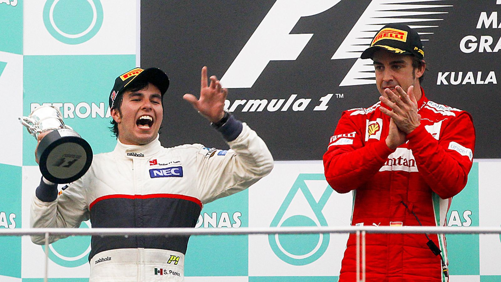 Sergio Perez ja Fernando Alonso palkintopallilla