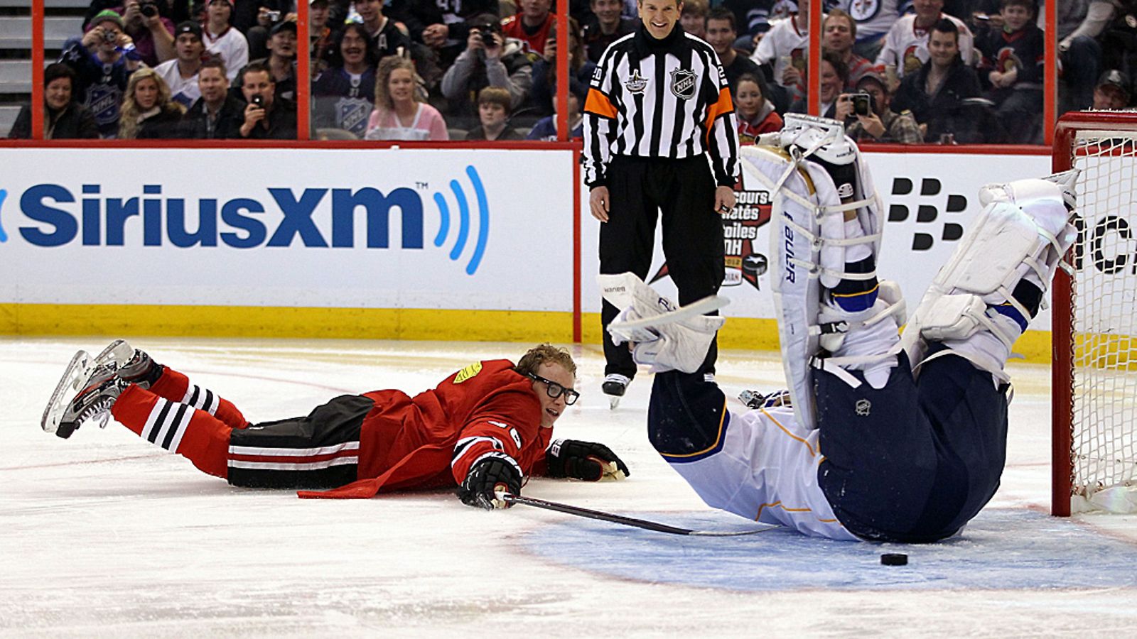 Patrick Kane "lensi" kiekon maaliin.