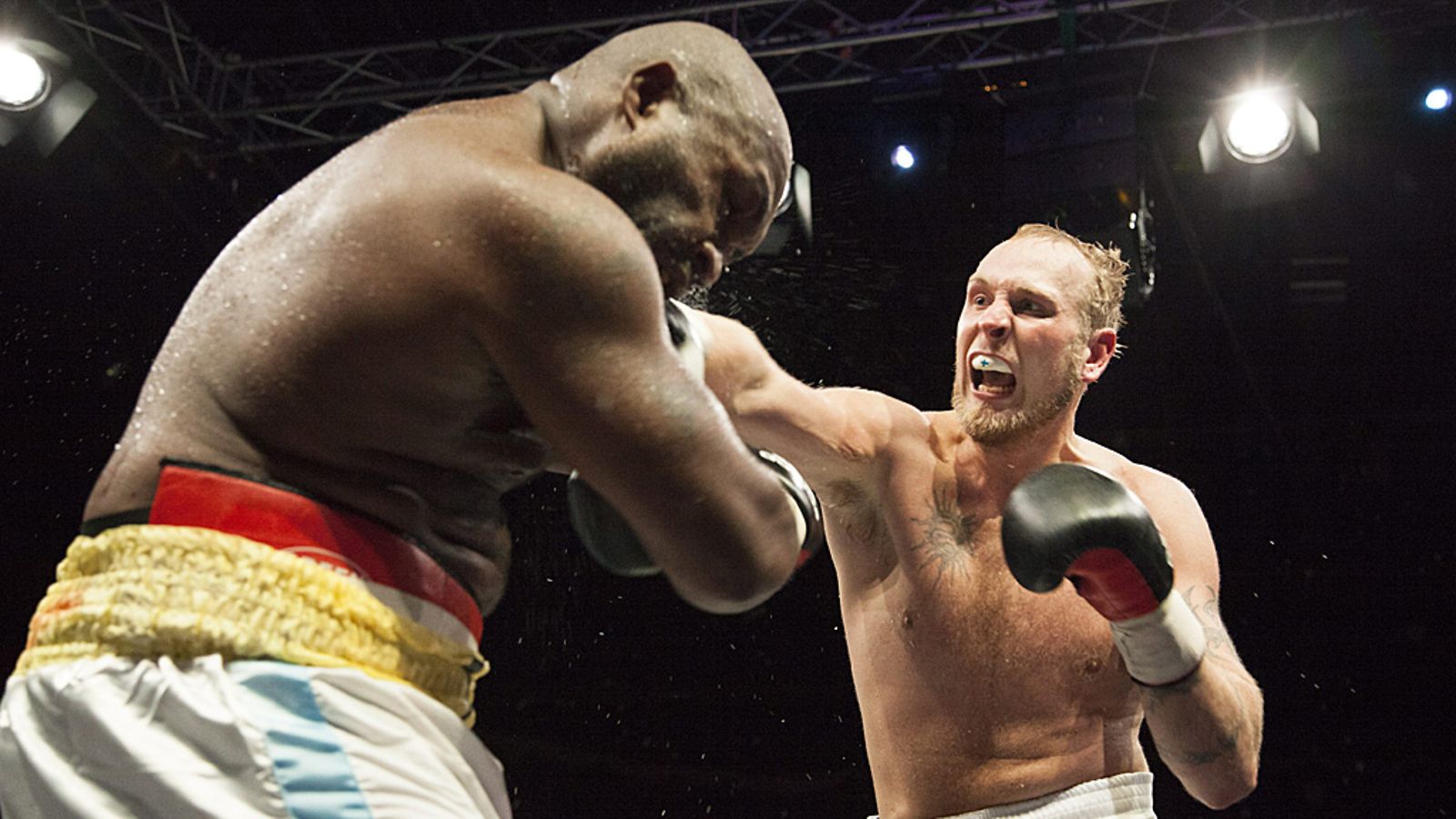 Robert Helenius iskee Sherman Williamsia.