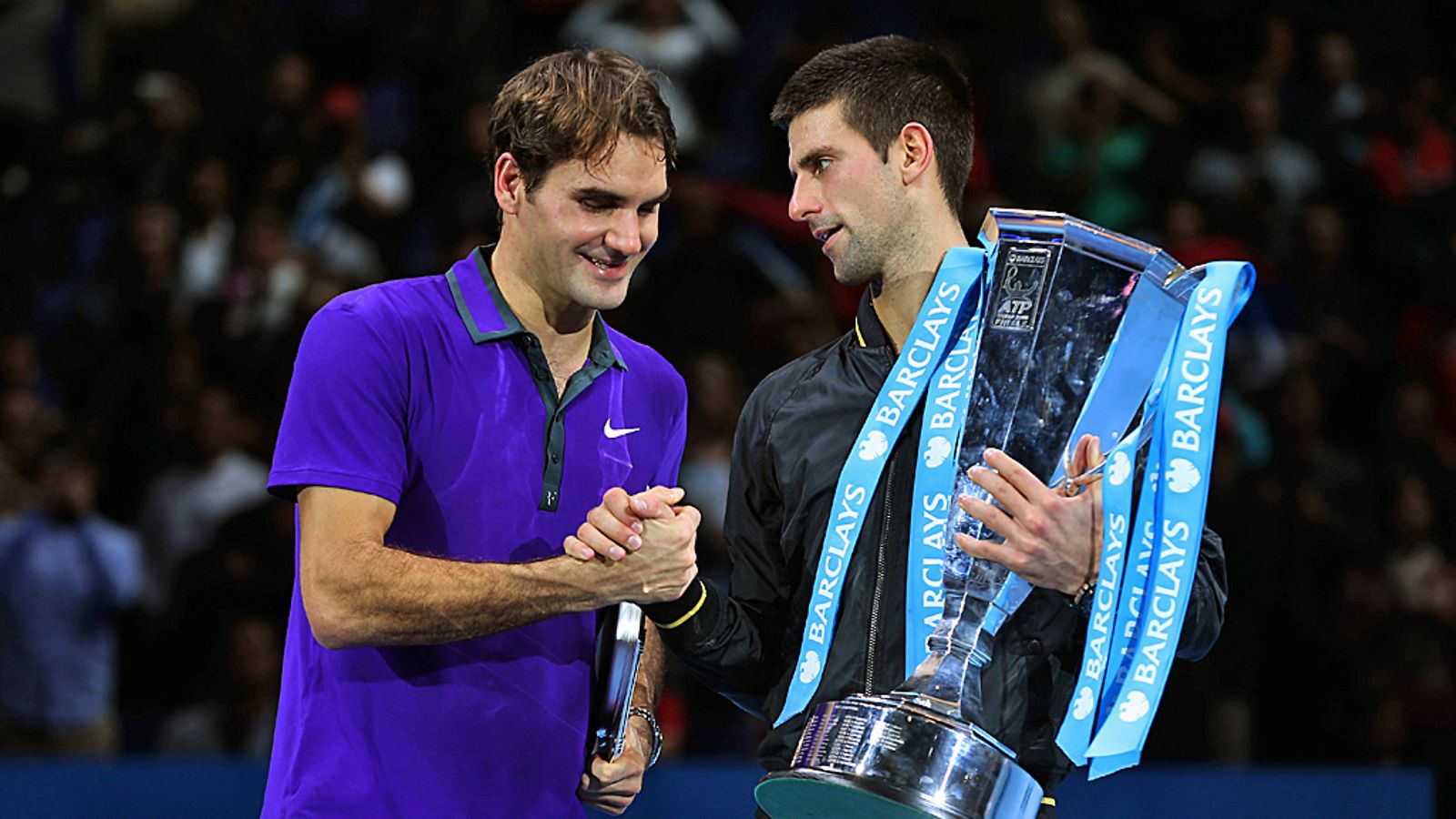 Roger Federer (vas.) joutui myöntämään Novak Djokovicin paremmakseen. Hän johtaa silti keskinäisiä kohtaamisia.
