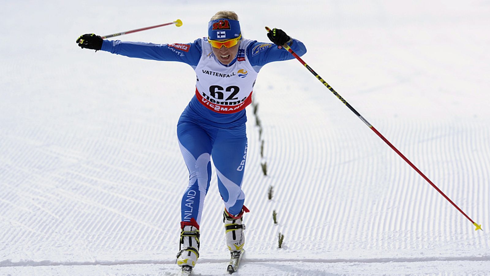 Riitta-Liisa Roponen kurottaa maaliin Val di Fiemmen MM-hiihdoissa.