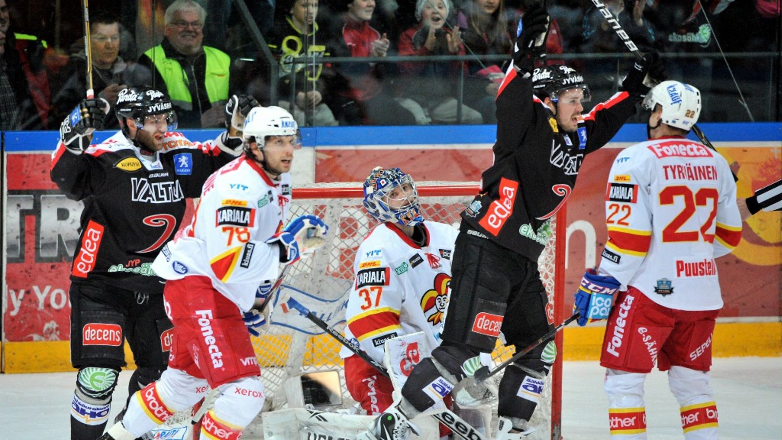 JYP juhlii 1-1 tasoitusmaaliaan jääkiekon SM-liigan kolmannessa välierässä JYP-Jokerit Jyväskylässä lauantaina 7. huhtikuuta 2012. Jokereiden Josef Boumedienne (vas), maalivahti Eero Kilpeläinen ja Juhani Tyrväinen seuraavat voimattomina.