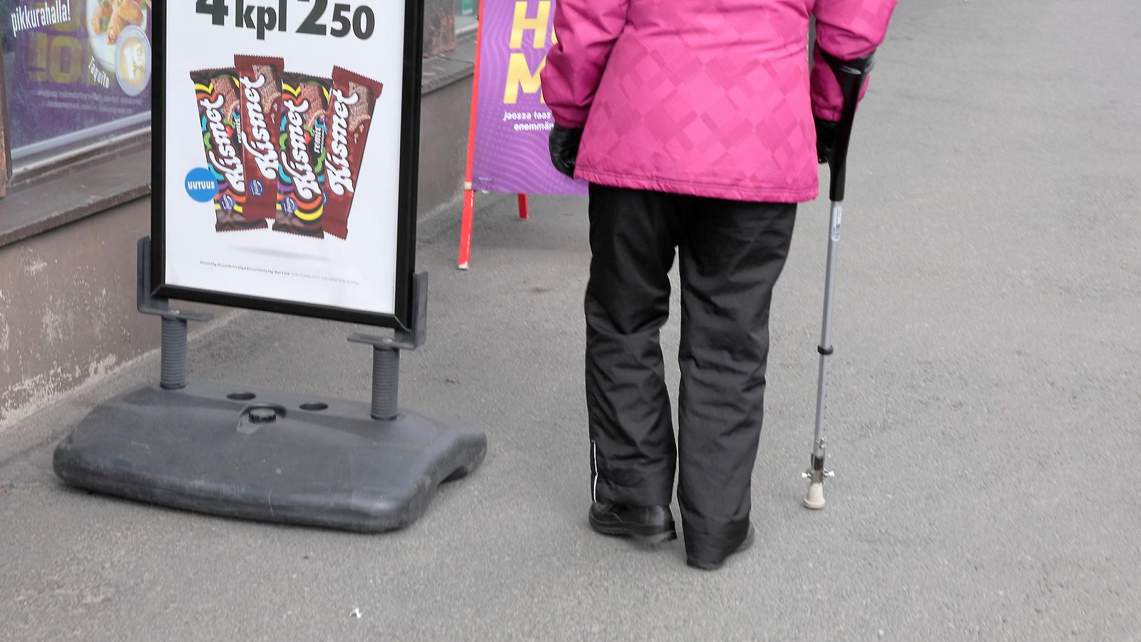 Vanhus ja rollaattori AOP