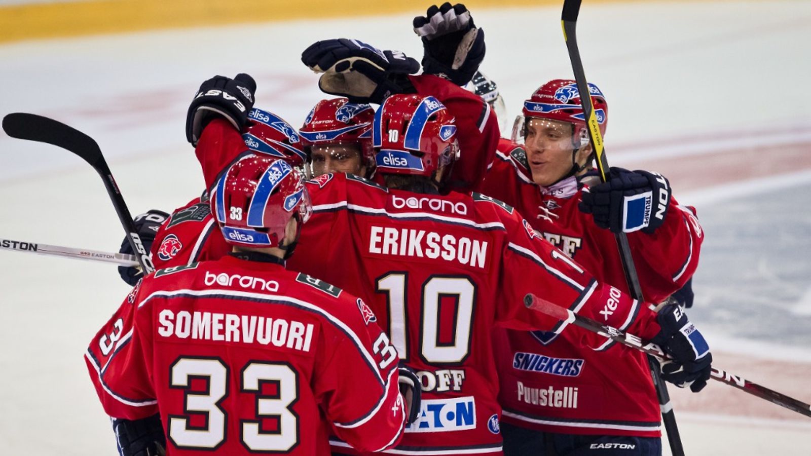 HIFK:n Joakim Eriksson juhlii tekemäänsä maalia joukkuekavereiden kanssa jääkiekon SM-liigan ottelussa HIFK vs Lukko Helsingissä 27. syyskuuta 2012.