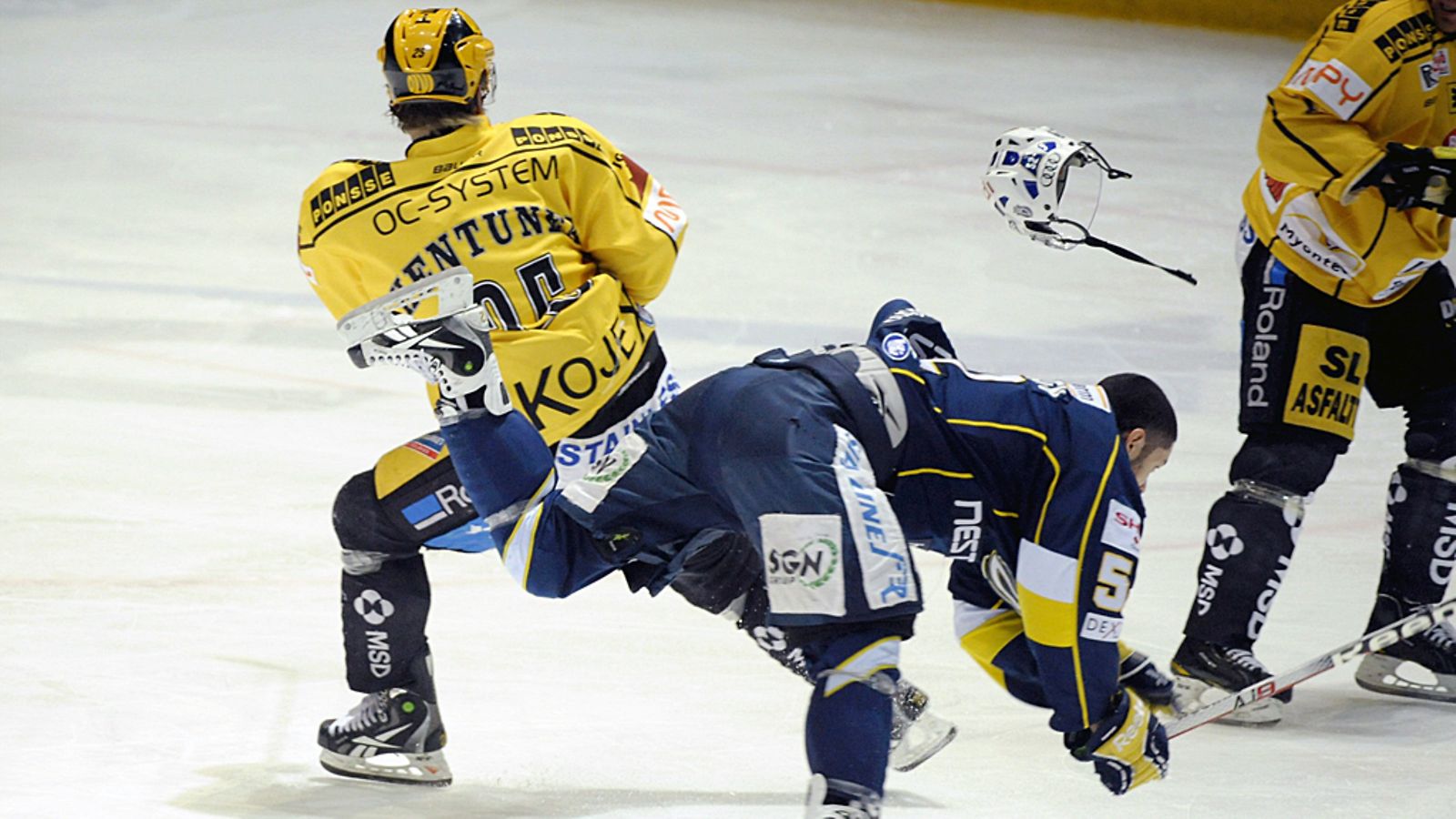 Jukka Hentunen taklaa Camilo Miettistä.