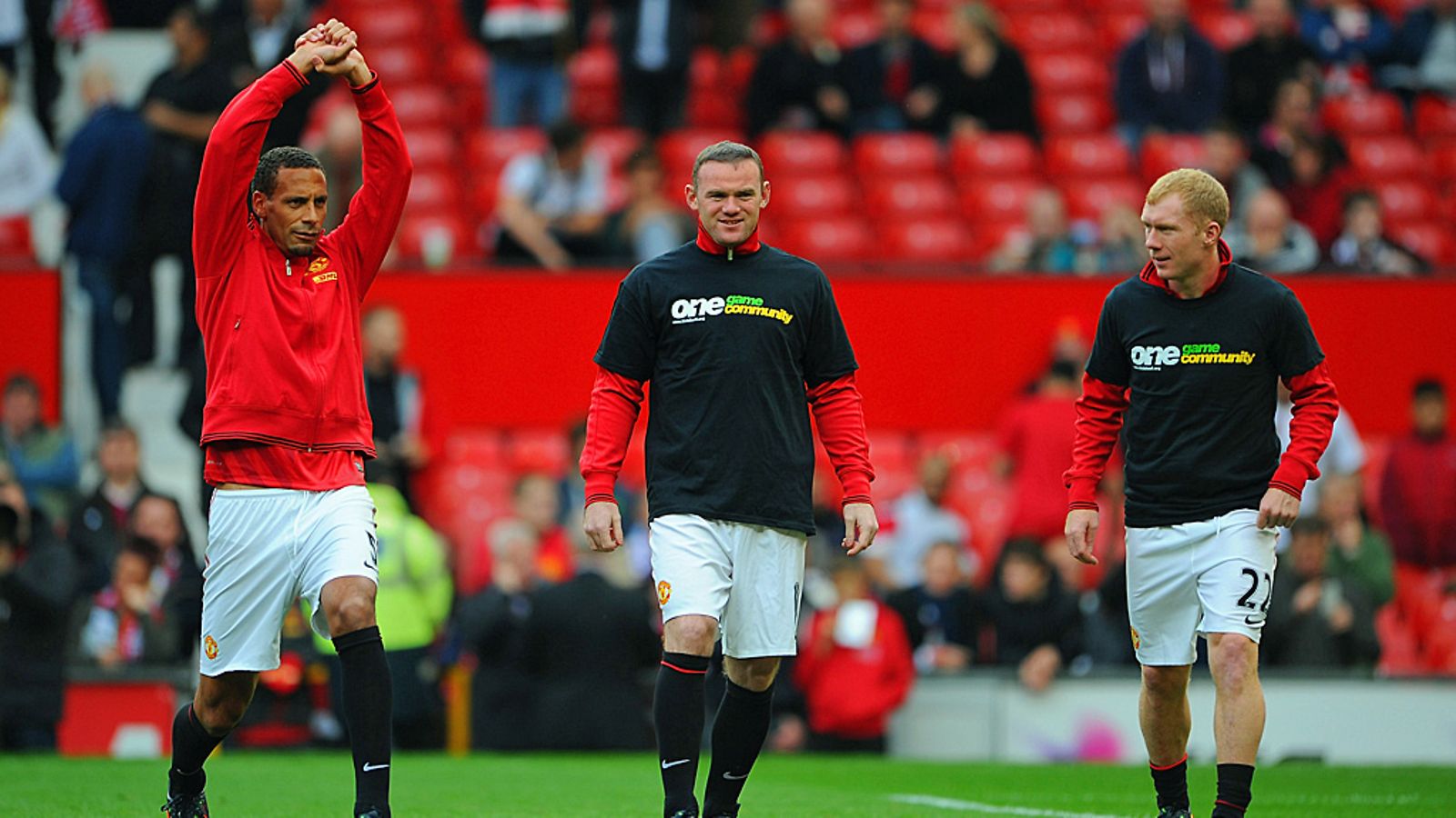 Wayne Rooneylla ja Paul Scholesilla oli eilen musta t-paita lämmittelyssä. Rio Ferdinand kieltäytyi kampanjasta.