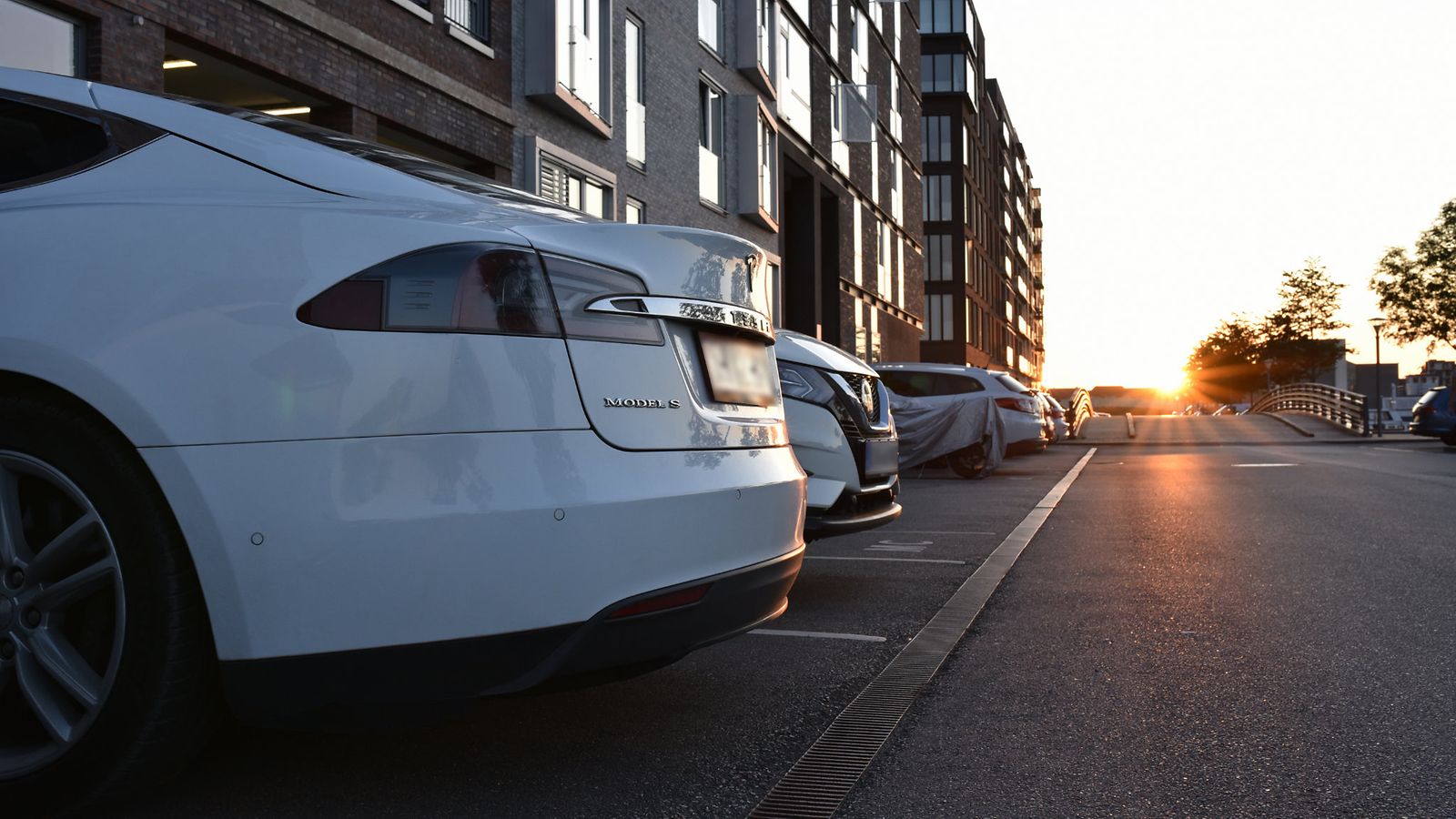 shutterstock tesla model s sähköauto taloyhtiö