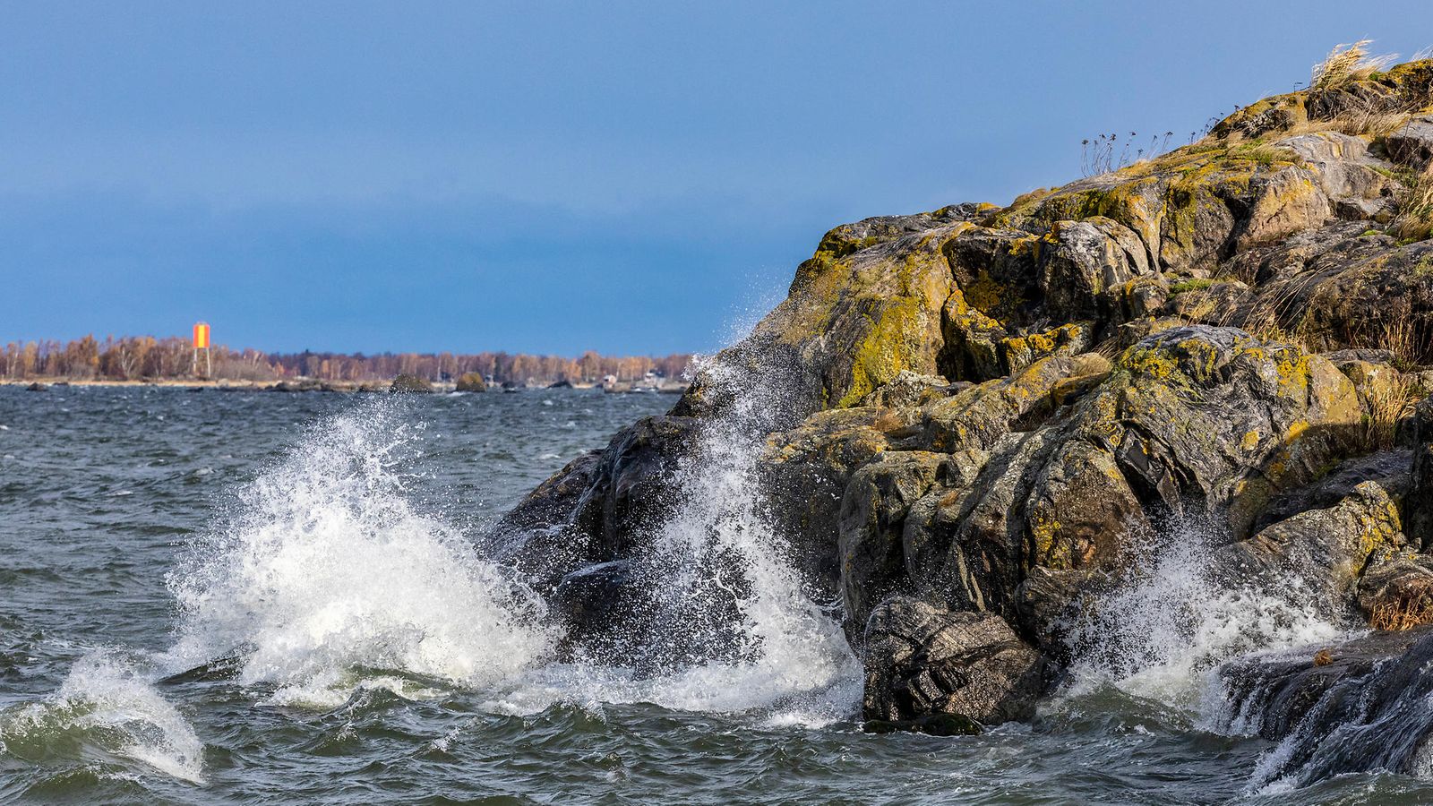 Aallot lyövät rantakallioon Raippaluodossa.