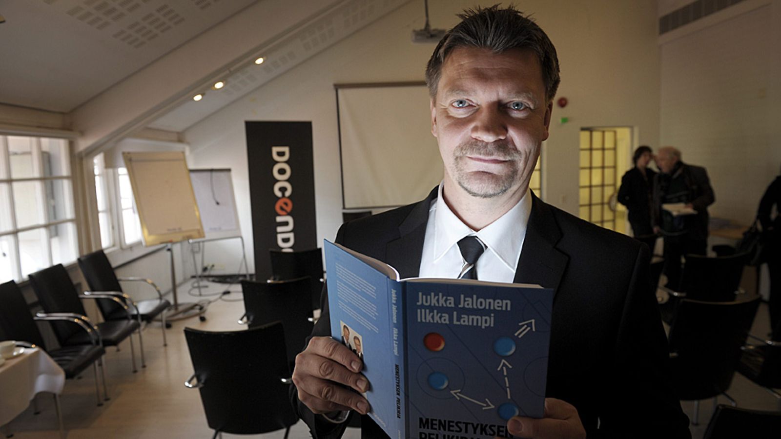 Jukka Jalonen hänen ja Ilkka Lammen kirjan Menestyksen pelikirja julkistamistilaisuudessa.