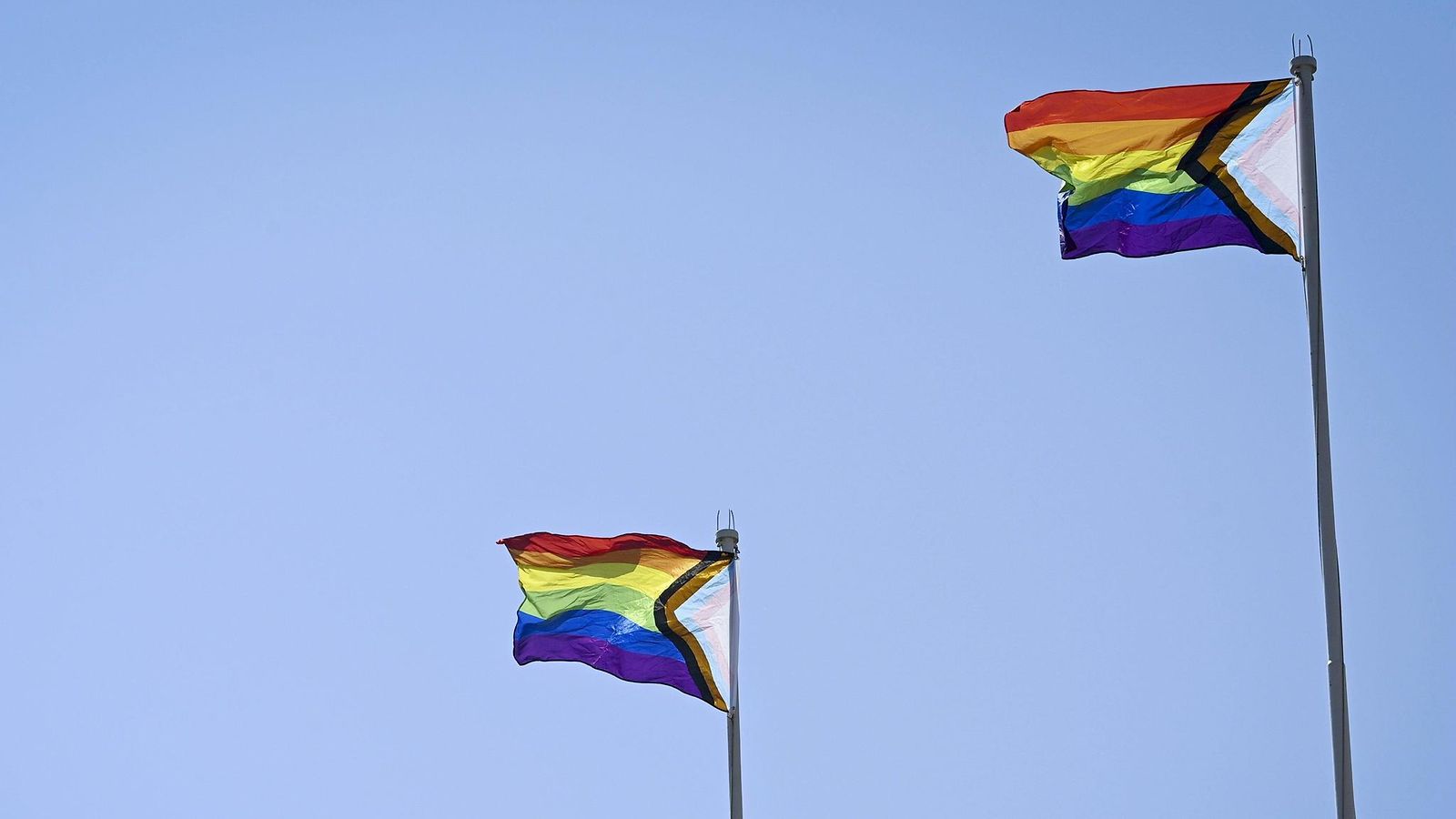 Pride-lippuja Helsingissä.