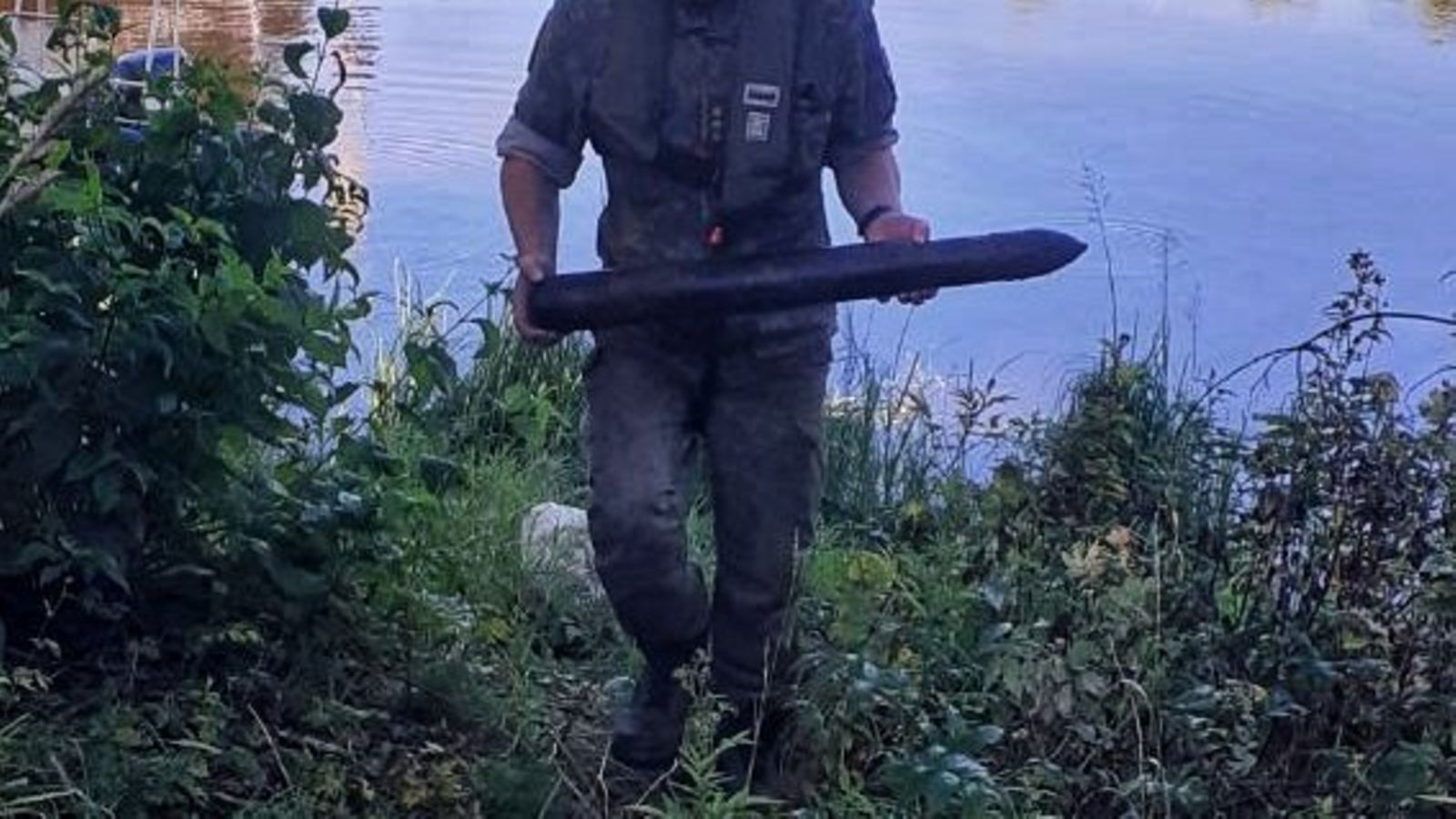Poliisin julkaisema kuva joesta nostetusta räjähteestä Huittisissa.