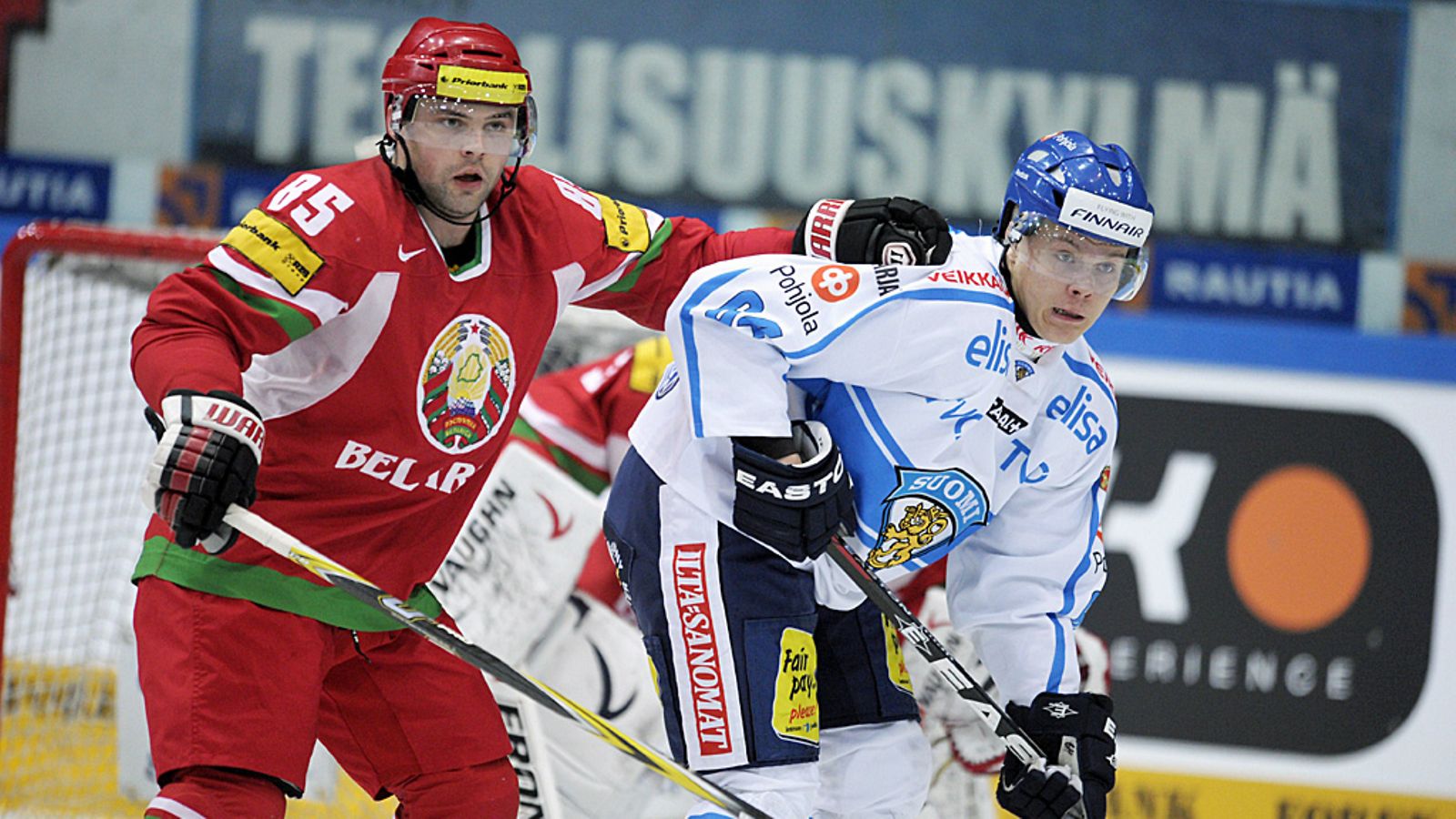 Valko-Venäjän kokemattomampaan kaartiin kuuluva Andrei Antonov paimentaa Mikael Granlundia.