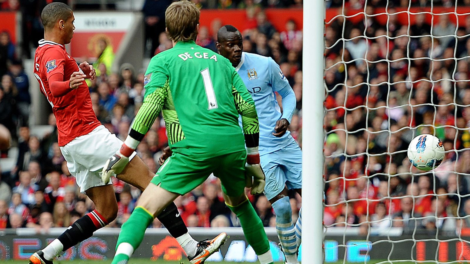 Manchester City ja Manchester United paikallisottelussa kaudella 2011-12.