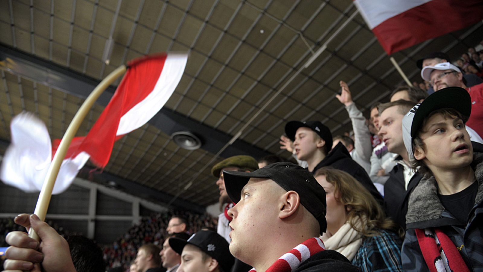 Sportin kannattajat pitivät ääntä jääkiekon liigakarsinnan ensimmäisessä ottelussa.