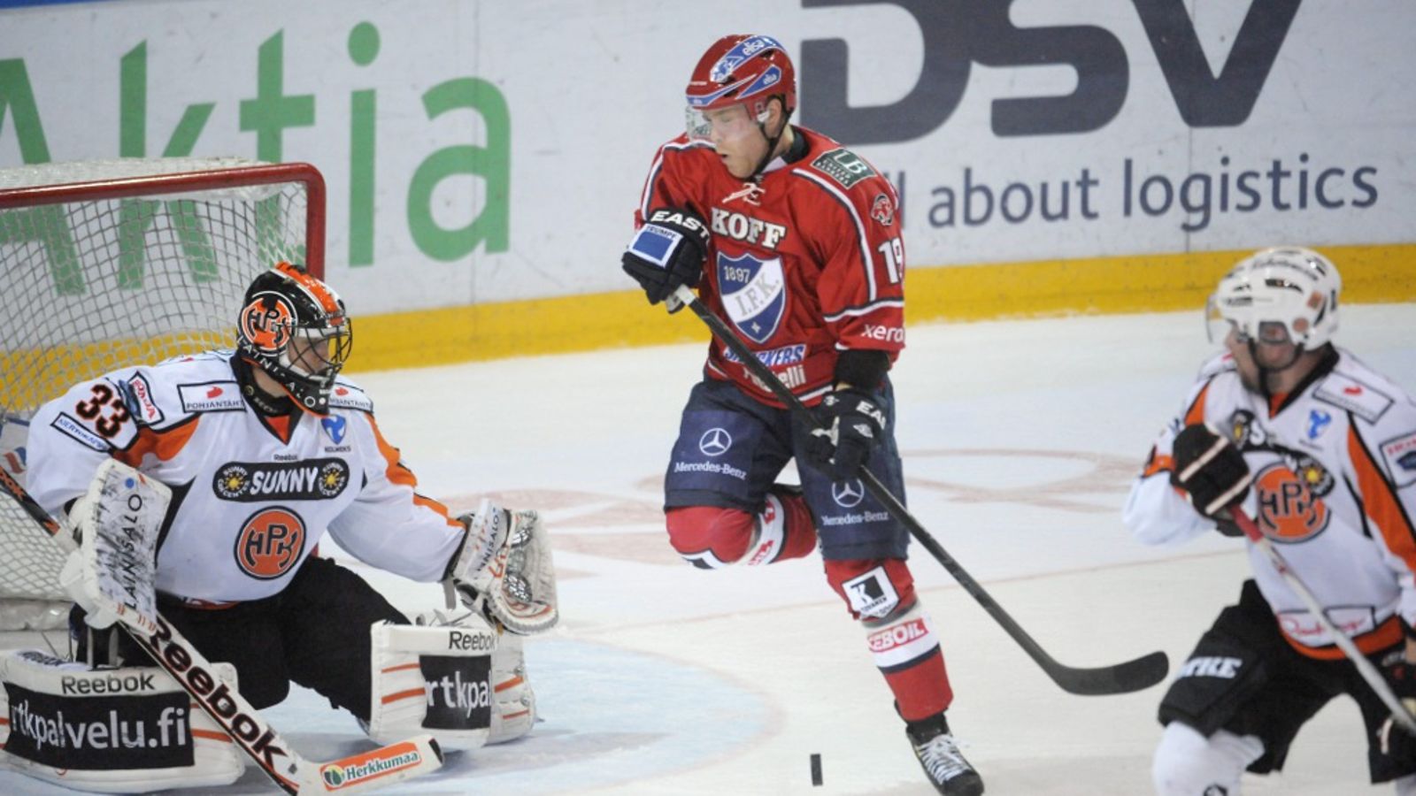HIFK:n Roope Talaja (kesk.), HPK:n maalivahti Mikko Tolvanen ja Ossi-Petteri Grönholm (oik.) jääkiekon SM-liigan ottelussa HIFK vs HPK 9. lokakuuta 2012.