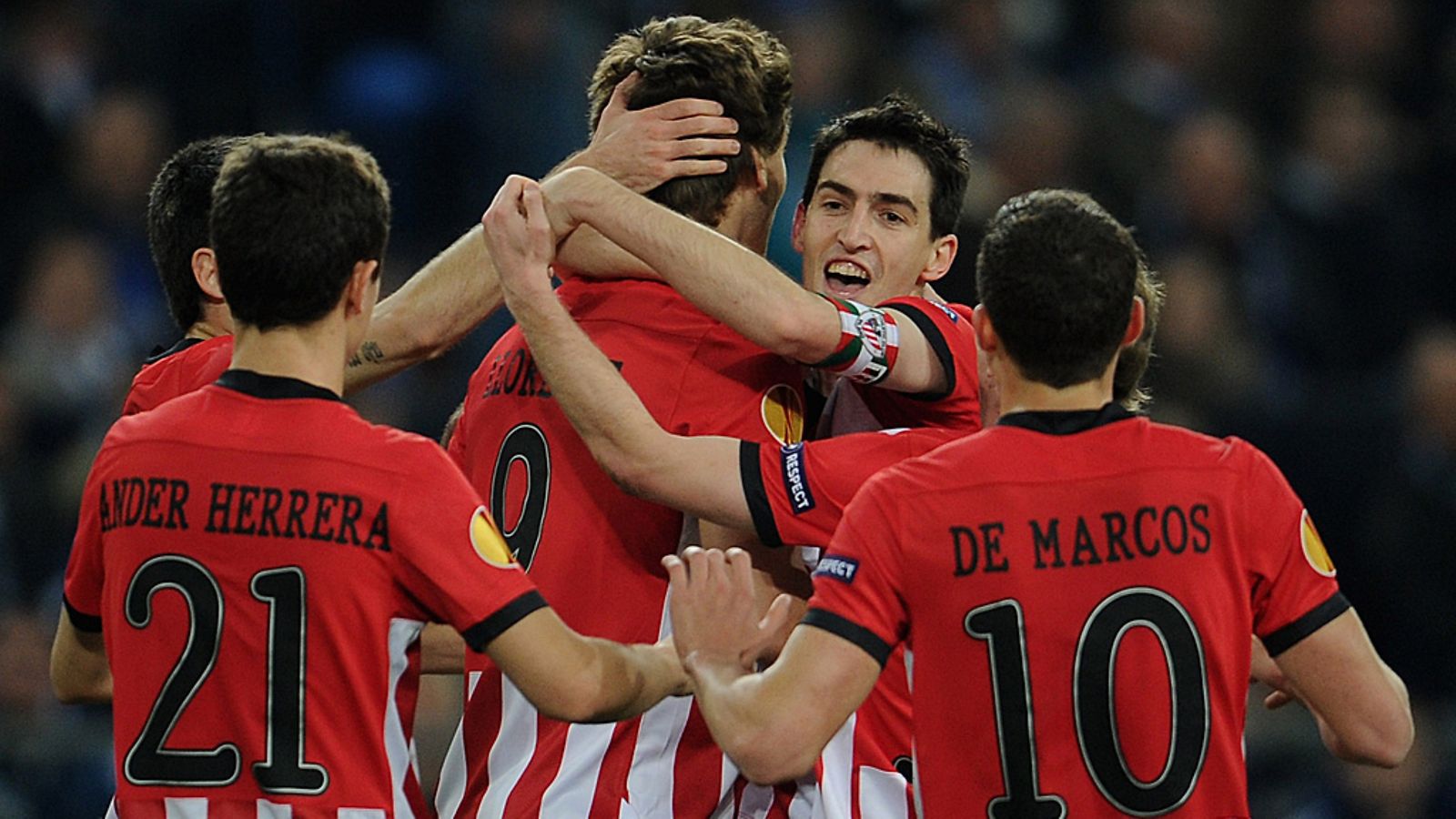 Athletic-pelaajat juhlivat maalia.