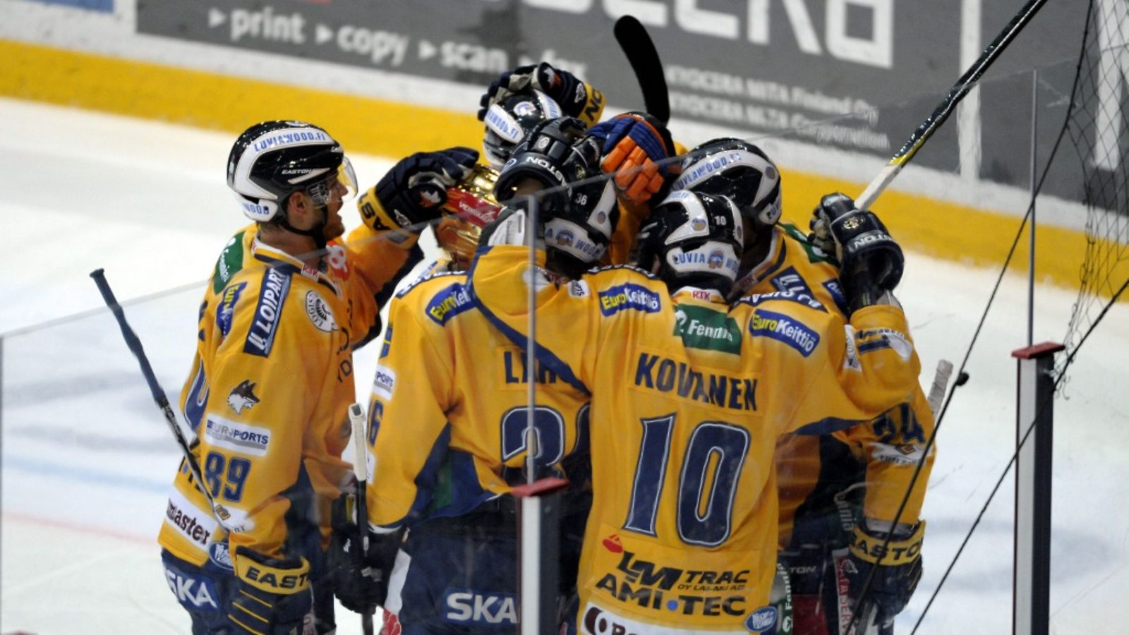 Lukon pelaajat juhlivat Filip Riskan tekemää 2-2 -tasoitusmaalia jääkiekon SM-liigan ottelussa Jokerit vs Lukko Helsingissä 7. lokakuuta 2012.