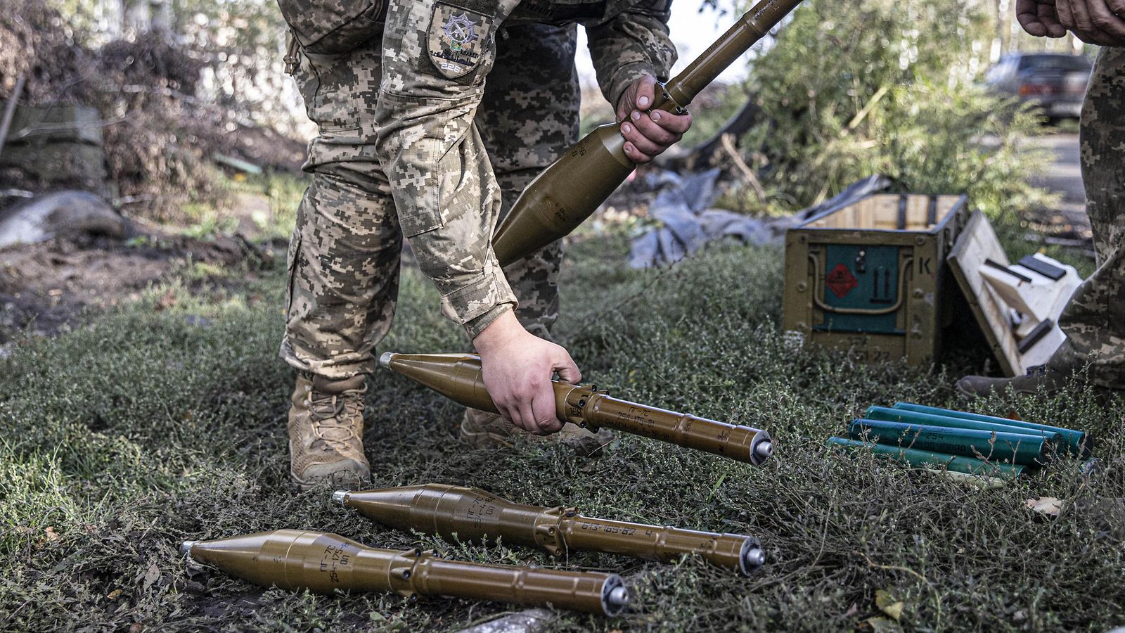 Ukrainan sotilaita ja ammuksia.