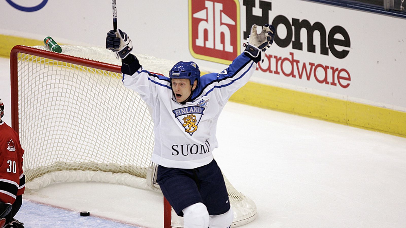 Mikko Eloranta tuuletti Leijona-paidassa vuoden 2004 World Cupissa.